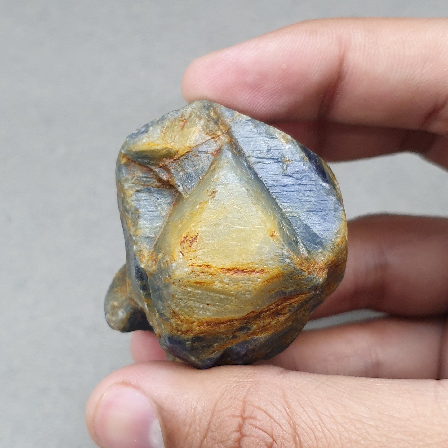 RECORD KEEPER Blue SAPPHIRE Gemstone Crystal : 589.40cts Natural Unheated Triangle Formative Sapphire Rough Specimen 45*35mm