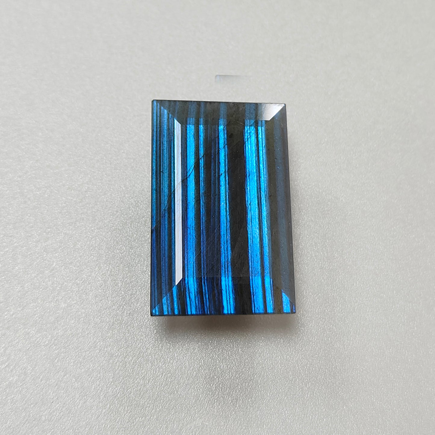 ラブラドライトのファセット加工バゲットシェイプ