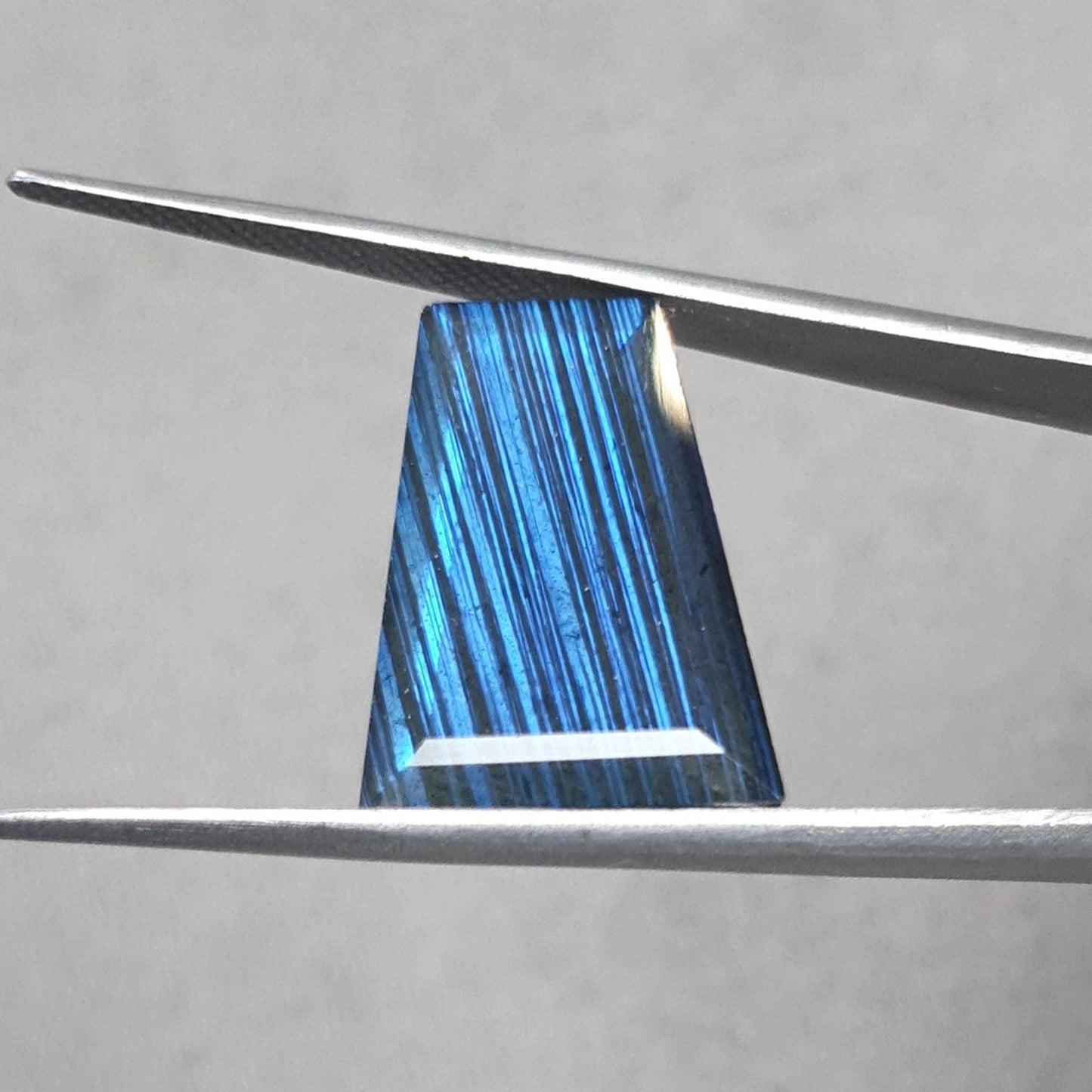 Rainbow Flashing Labradorite Fancy Cut: 12.40cts Natural Untreated Unheated Blue Labradorite Trapezium Shape 1pc For Jewelry 20*15mm