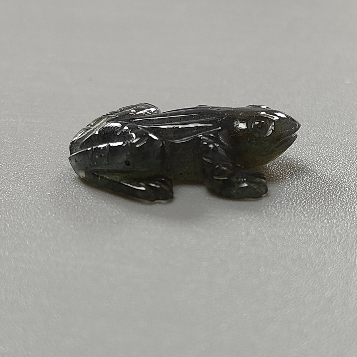 ブルーラブラドライトのカエル彫刻