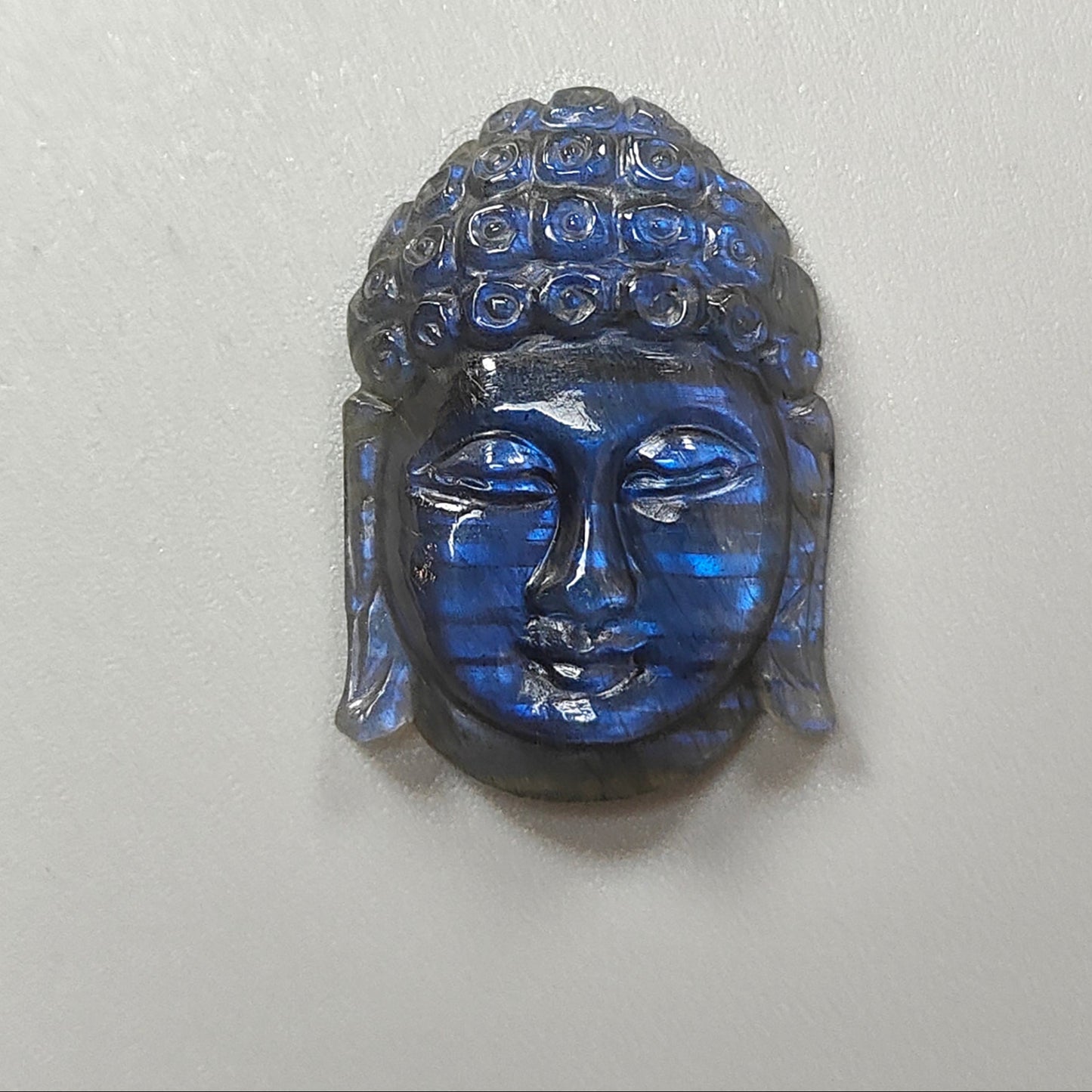 ブルーラブラドライトの仏像彫刻