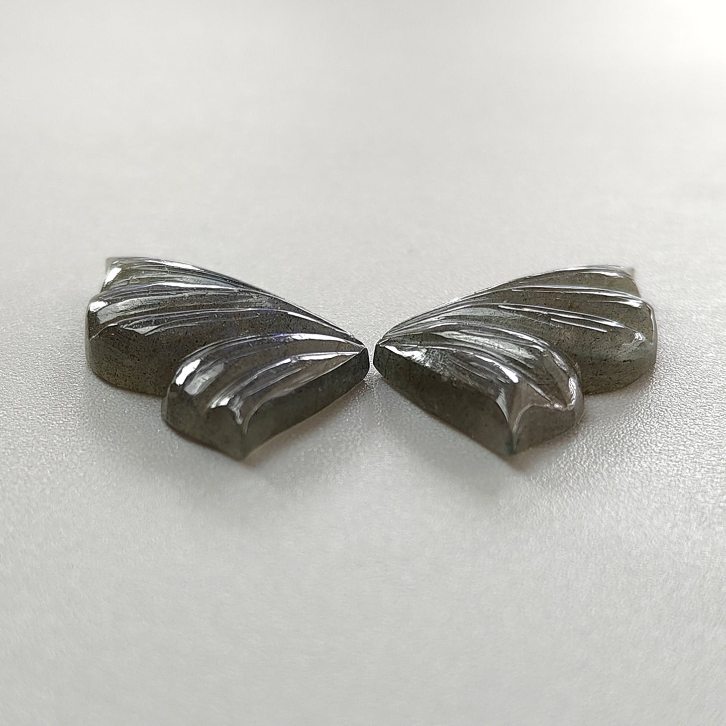 Scultura a farfalla in labradorite blu