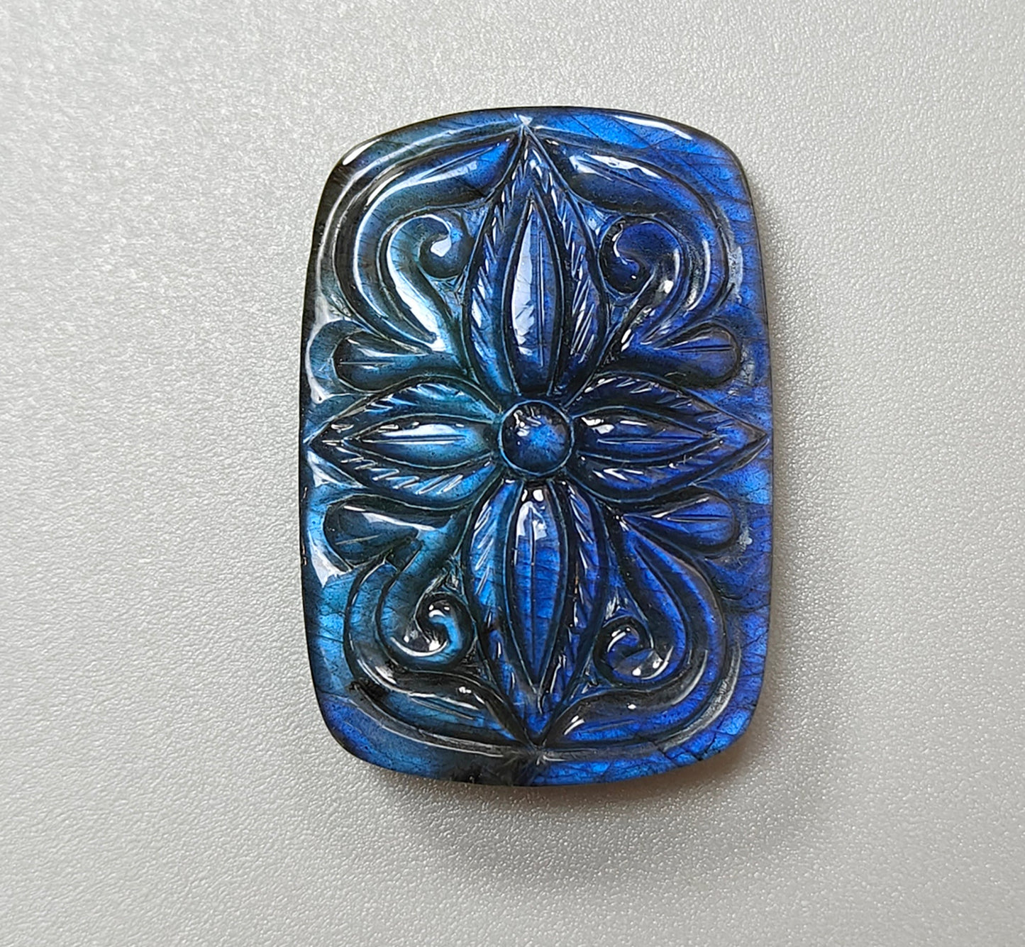 Cuscino intagliato in labradorite blu