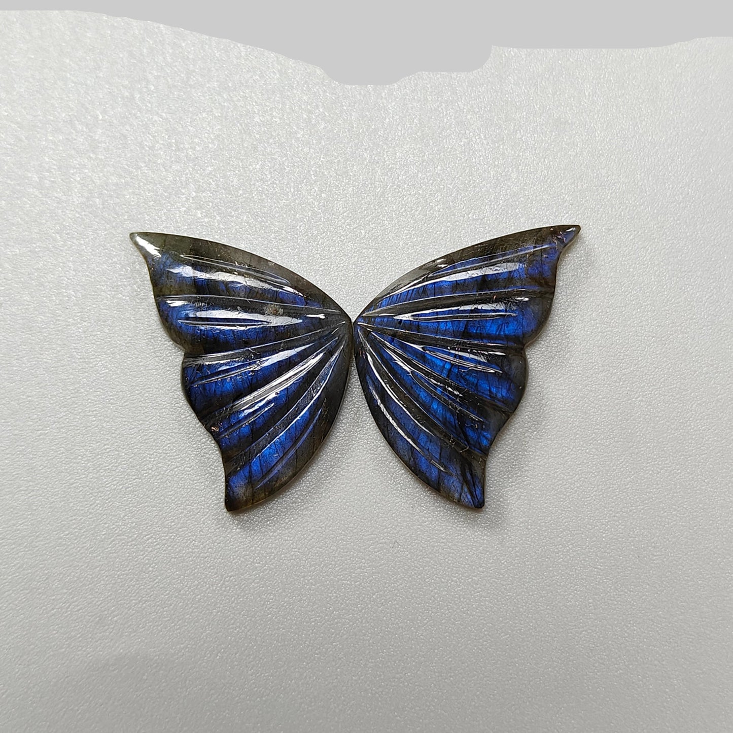 Scultura a farfalla in labradorite blu