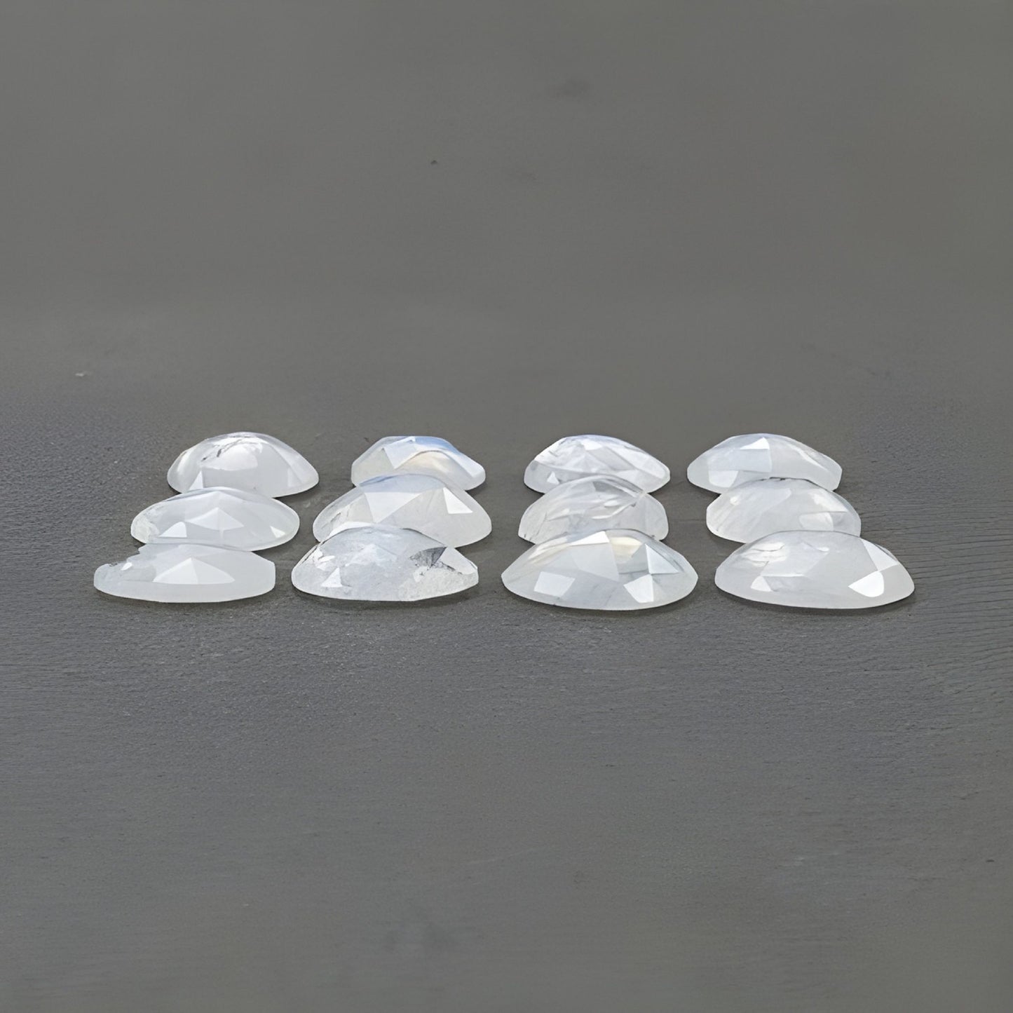 彩虹月光石天然未经处理的宝石