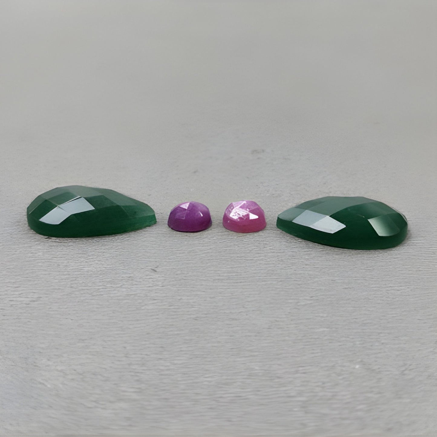 クォーツァイト、サファイア、ペアシェイプ、ラウンドシェイプ、チェッカーカット