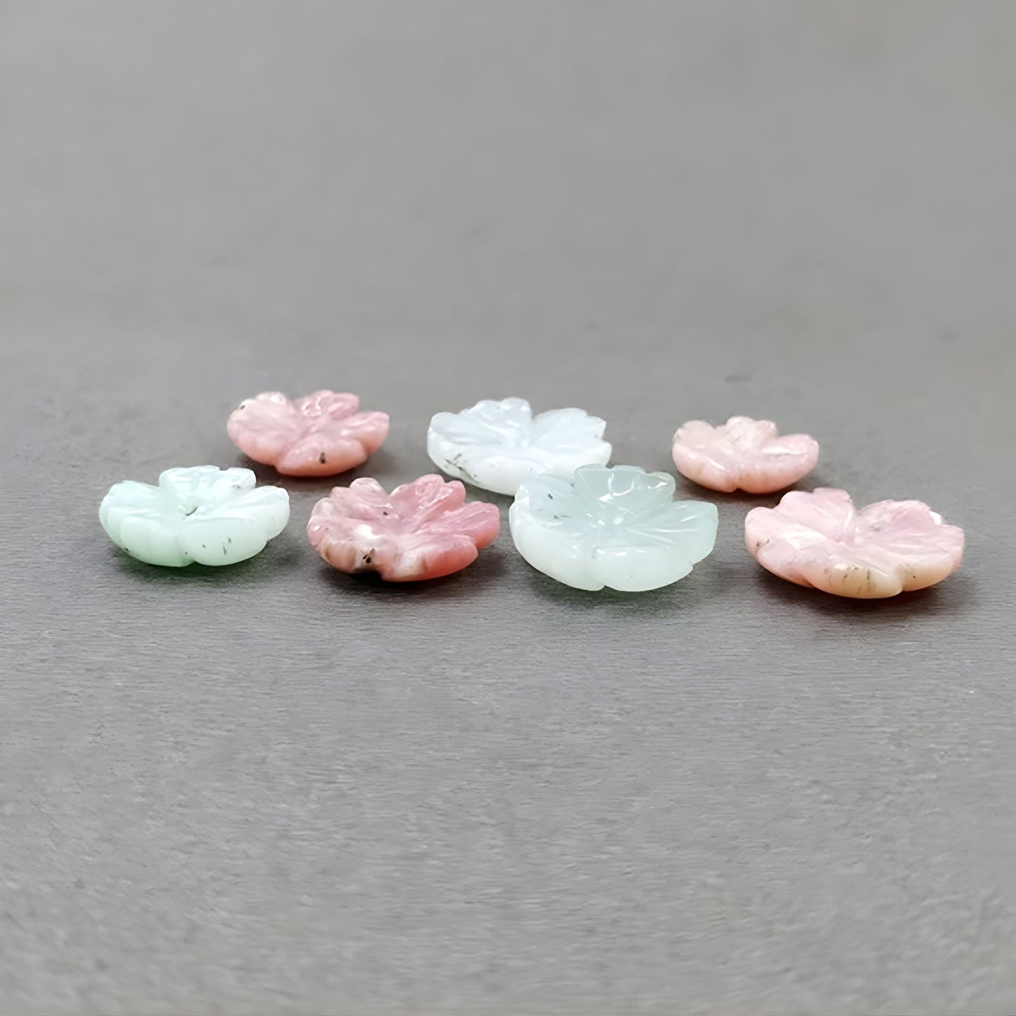 Sculpture de pierre précieuse opale rose