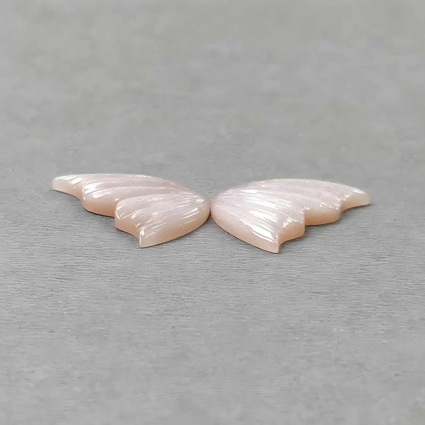 Schmetterlingsschnitzerei aus Mondstein