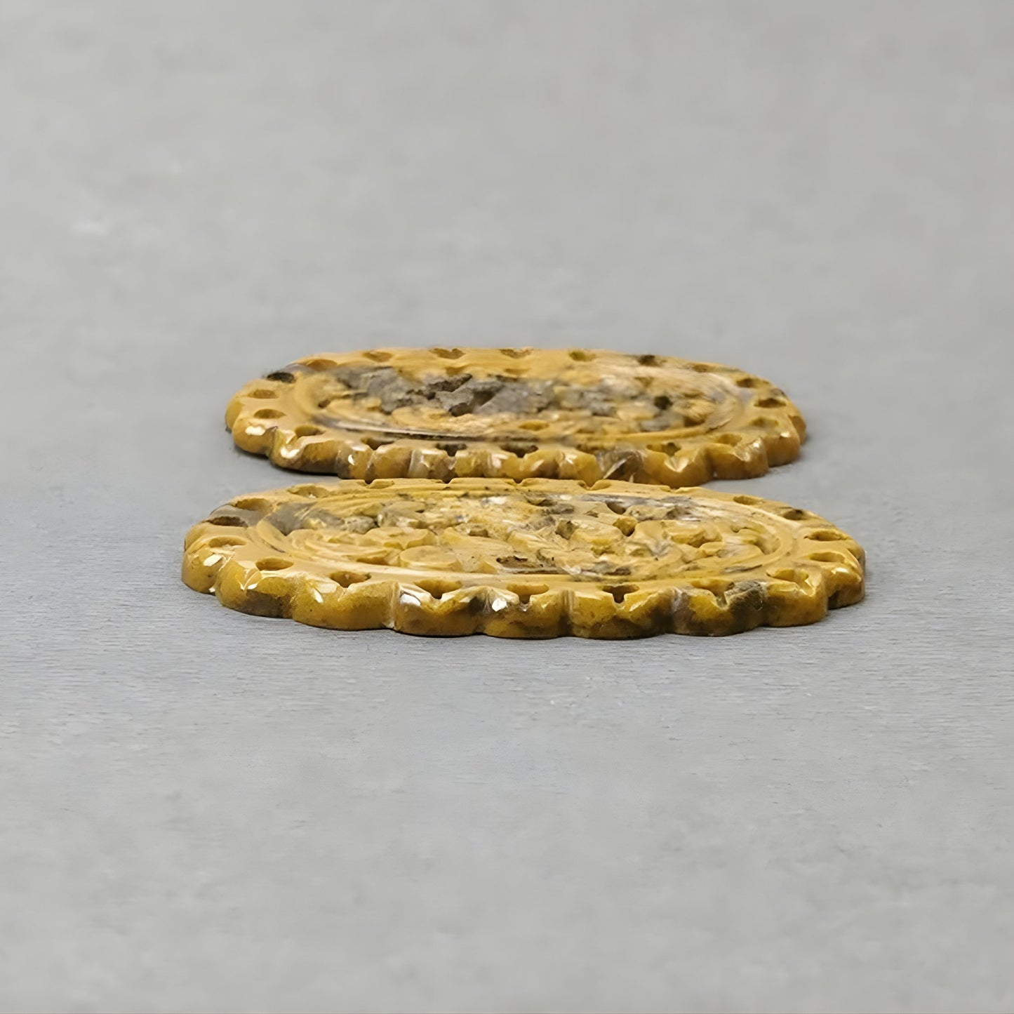 الكوارتز الأصفر البيضاوي