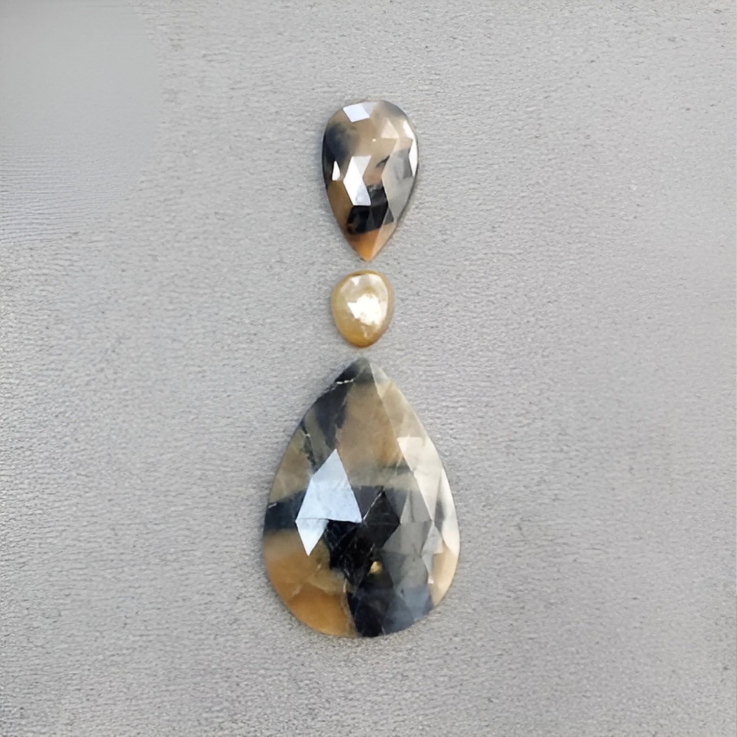 Piedra preciosa de zafiro múltiple facetada