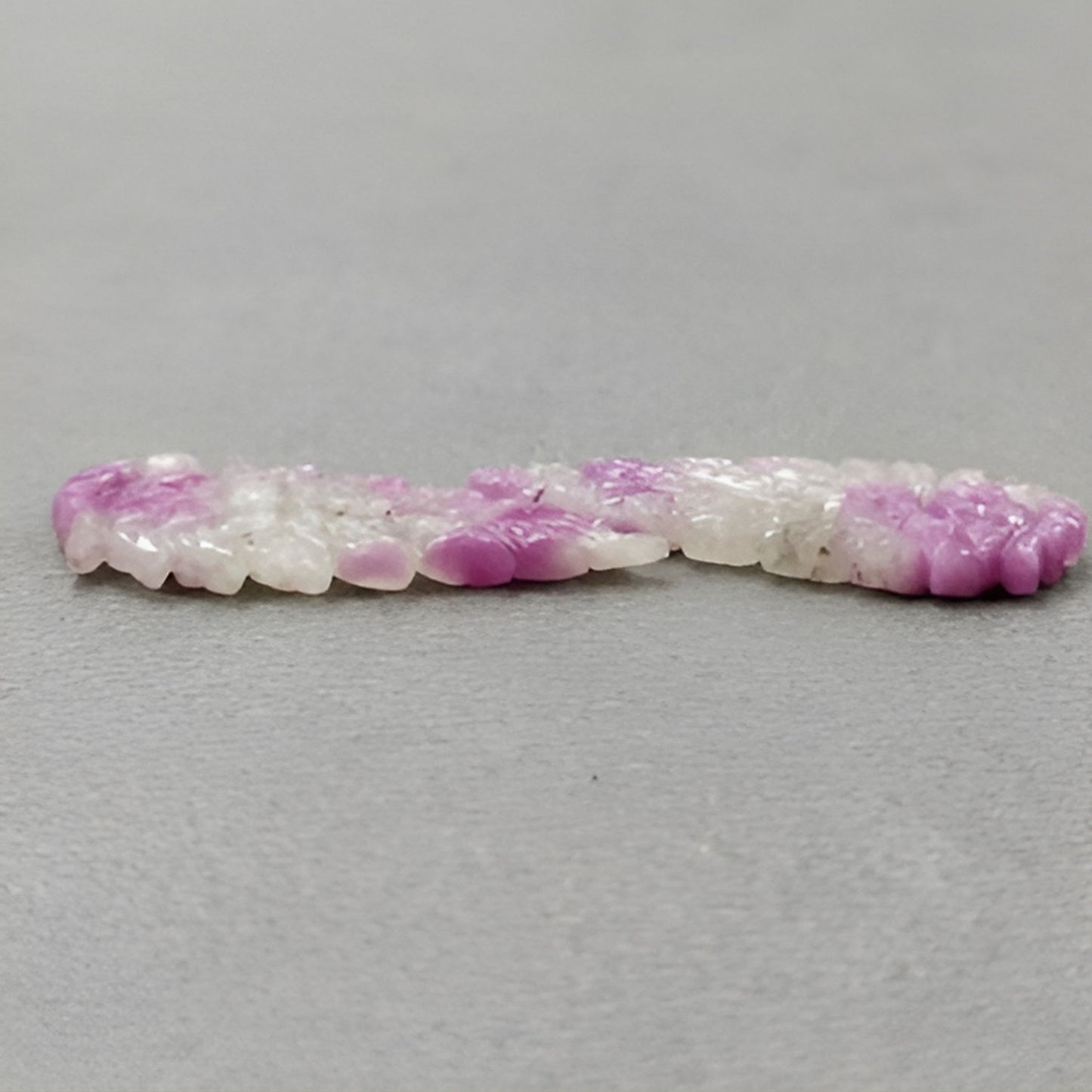 マルチサファイアの天使の羽の彫刻