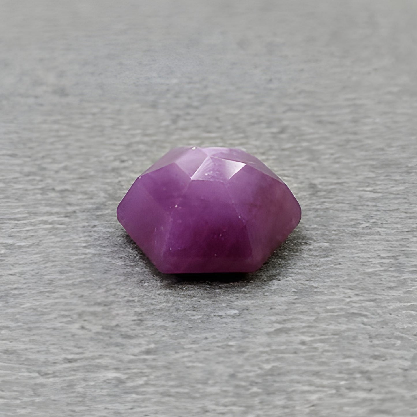 树莓色蓝宝石六边形刻面切割