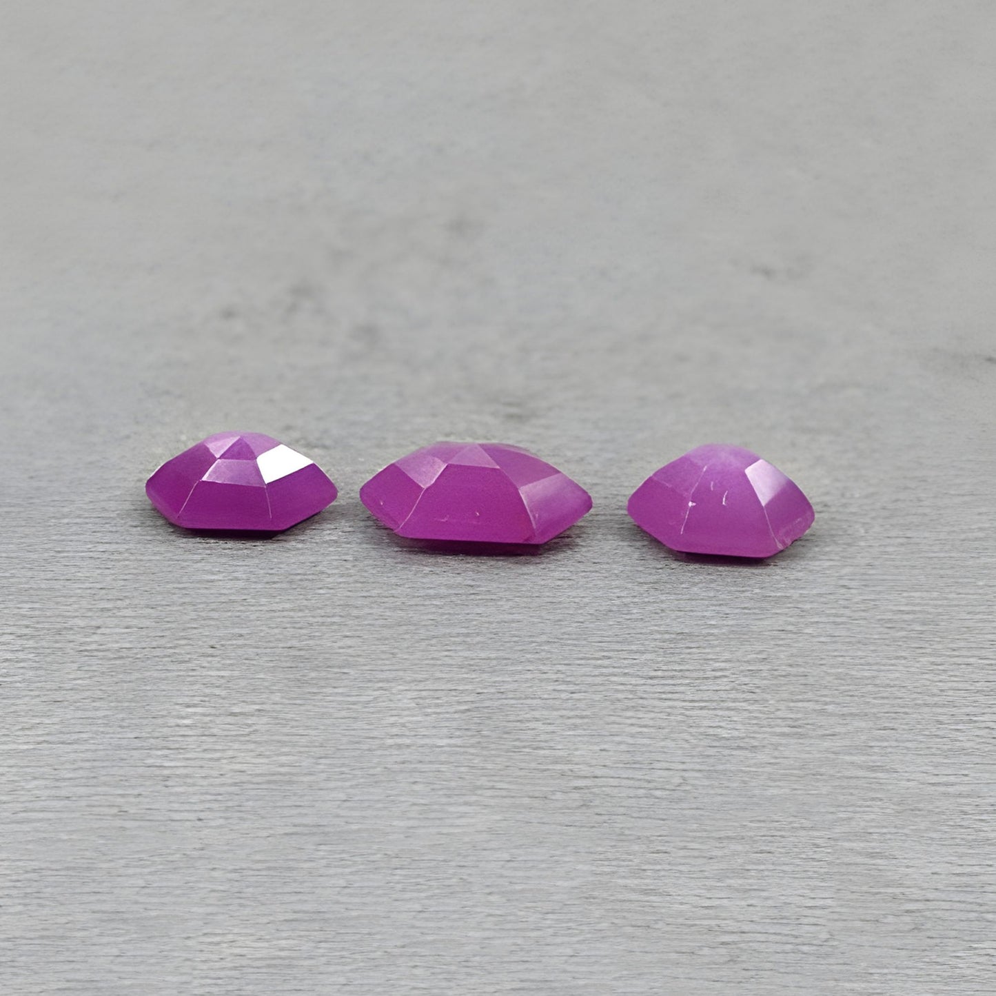 natürlicher, unbehandelter Edelstein Rubin