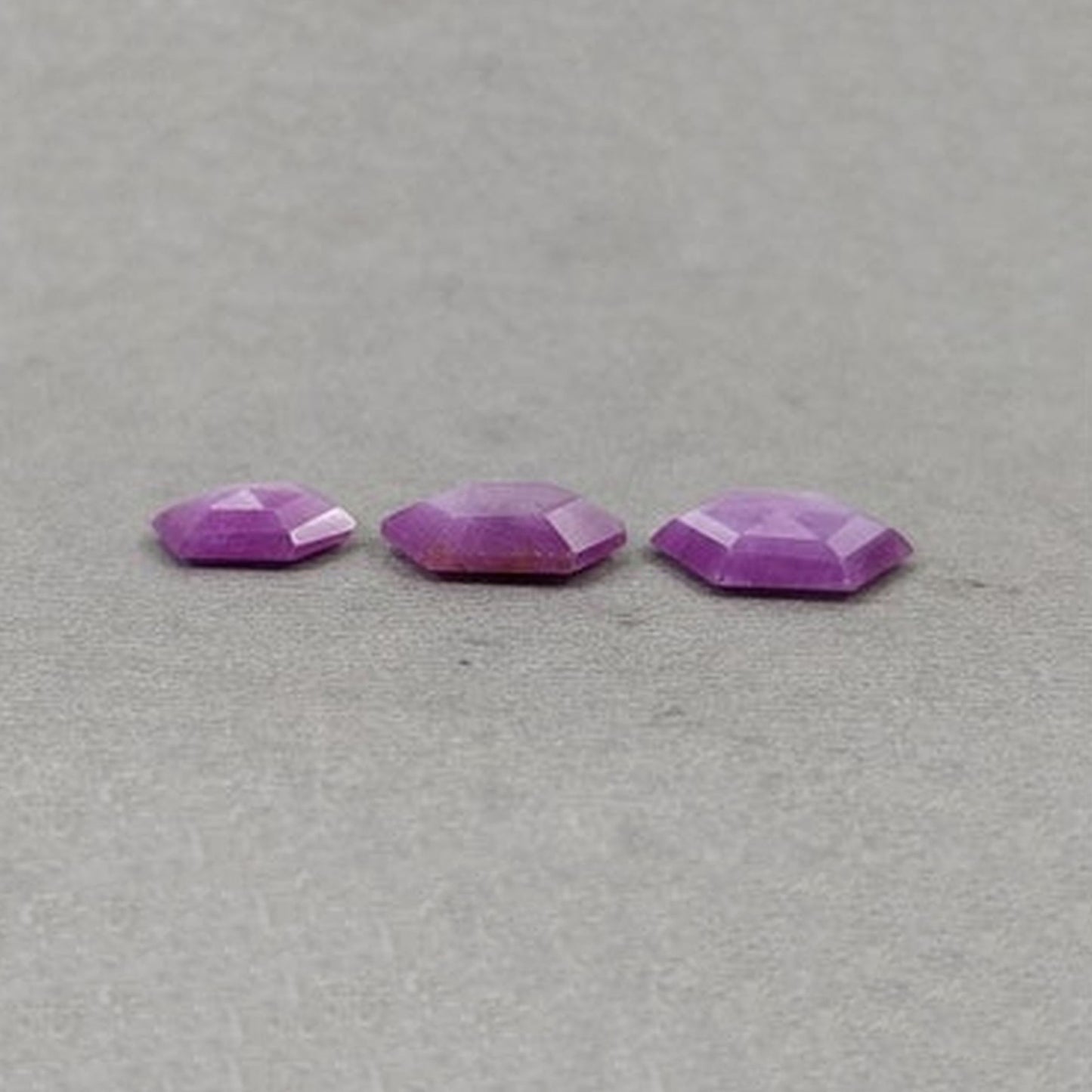 Himbeerfarbener Rubin, sechseckiger Facettenschliff