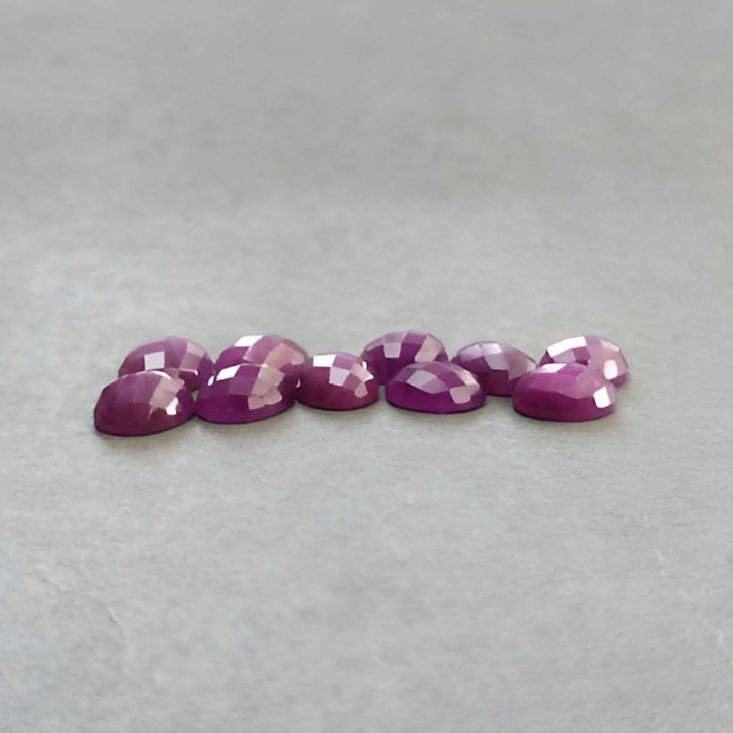 Himbeerfarbener Rubin, natürlicher, unbehandelter Edelstein