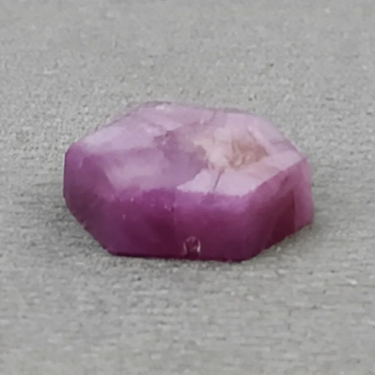 天然未经处理的粉色蓝宝石
