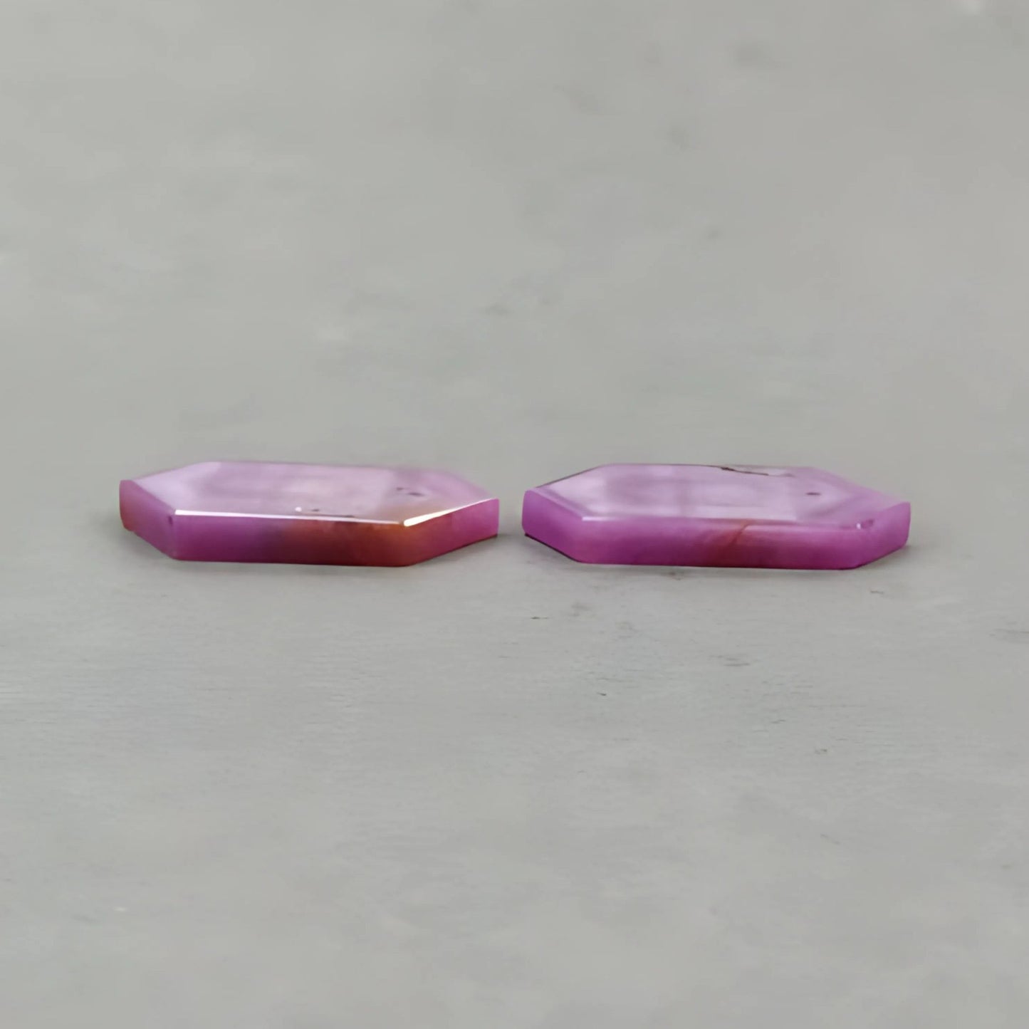 天然未処理ルビーの平らなスライスの宝石