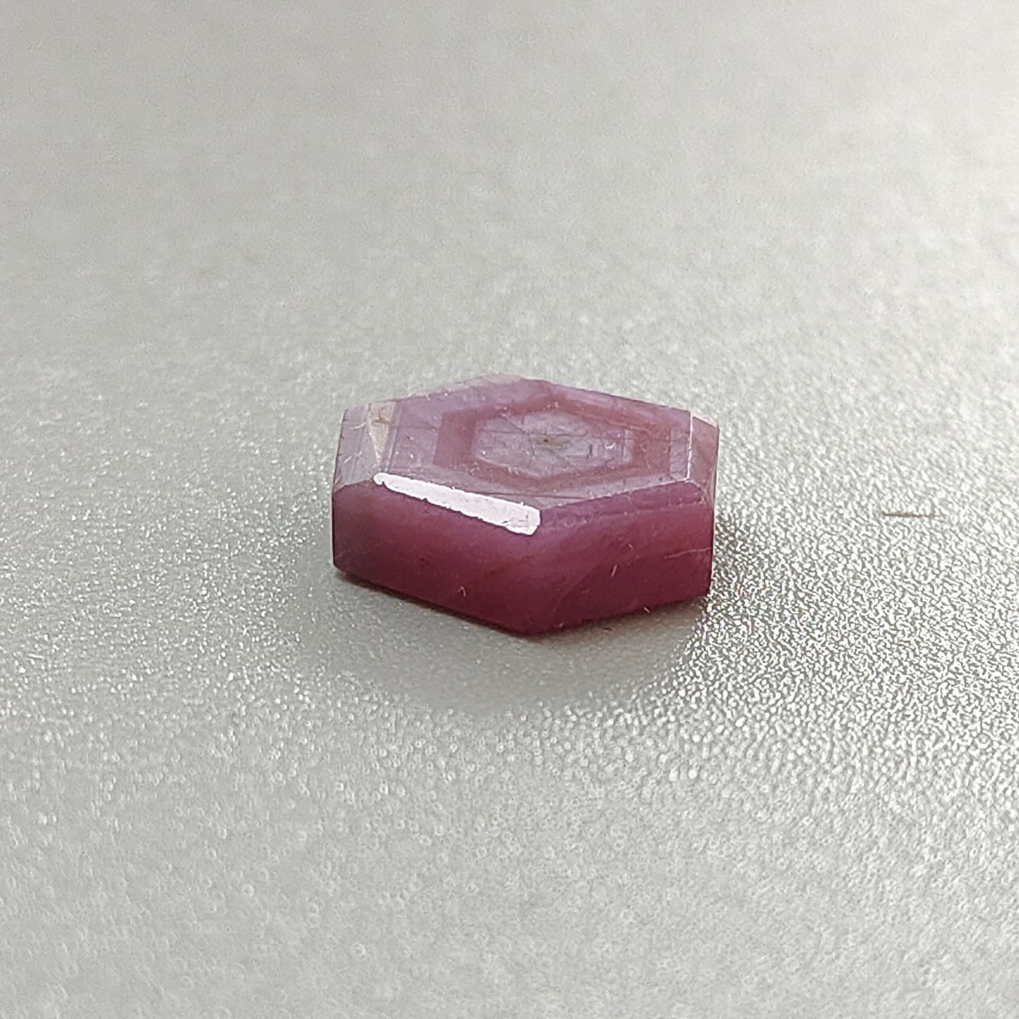 天然未処理ピンクサファイアの平らなスライス