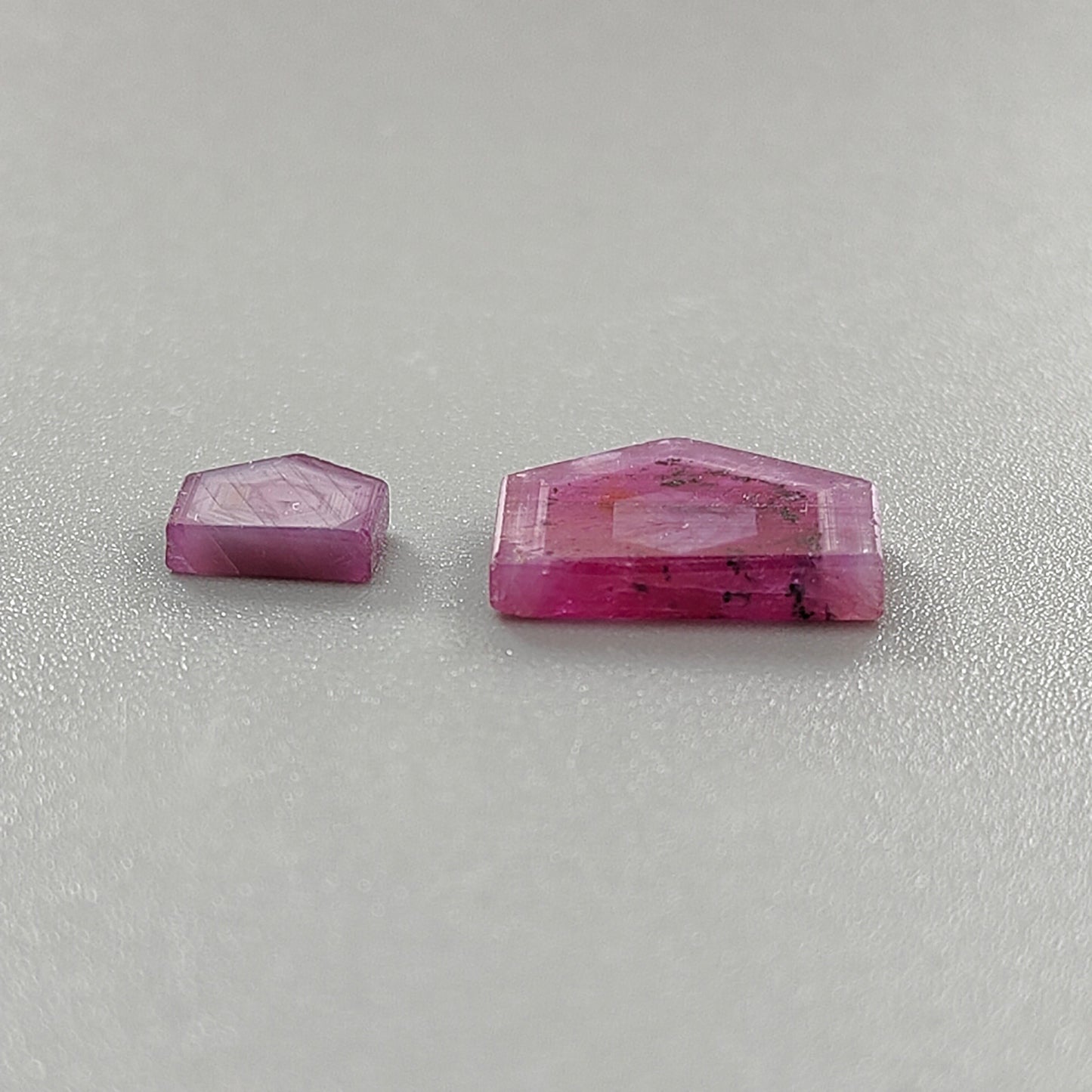 天然未処理サファイアのフラットスライス