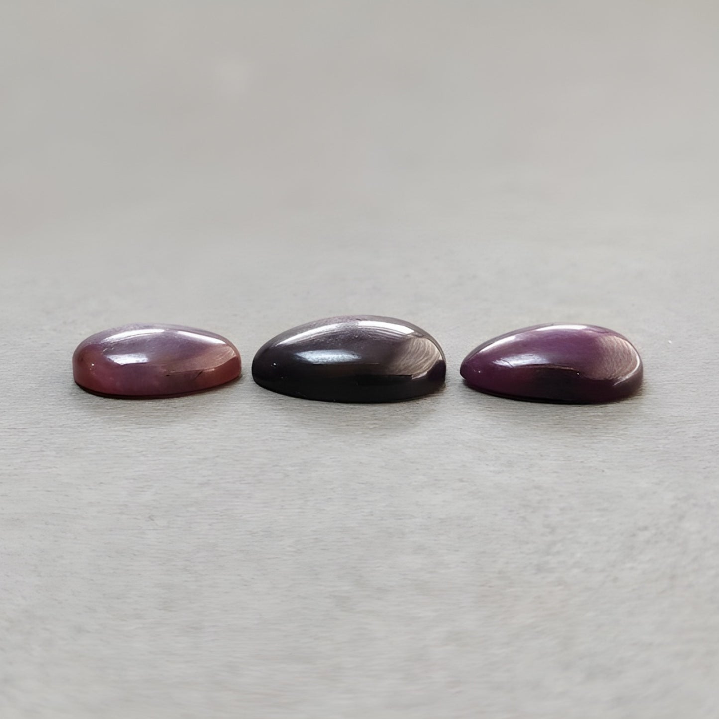 スターサファイアの卵型カボション宝石