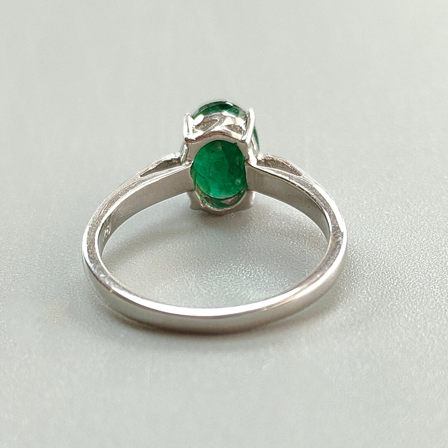 Emerald Faceted Silver Ring: 2.57gms Natural Untreated Emerald Oval Faceted Cut 925 Sterling Silver Prong Set Ring 7.5 US