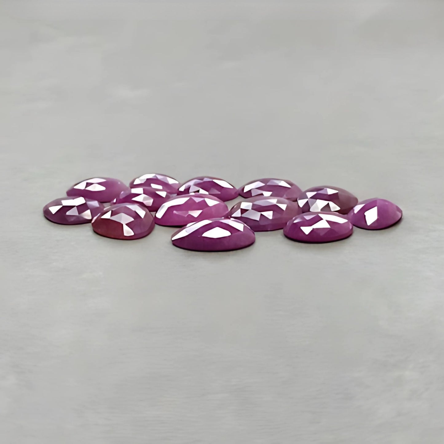 fette tagliate a rosa di rubino rosso
