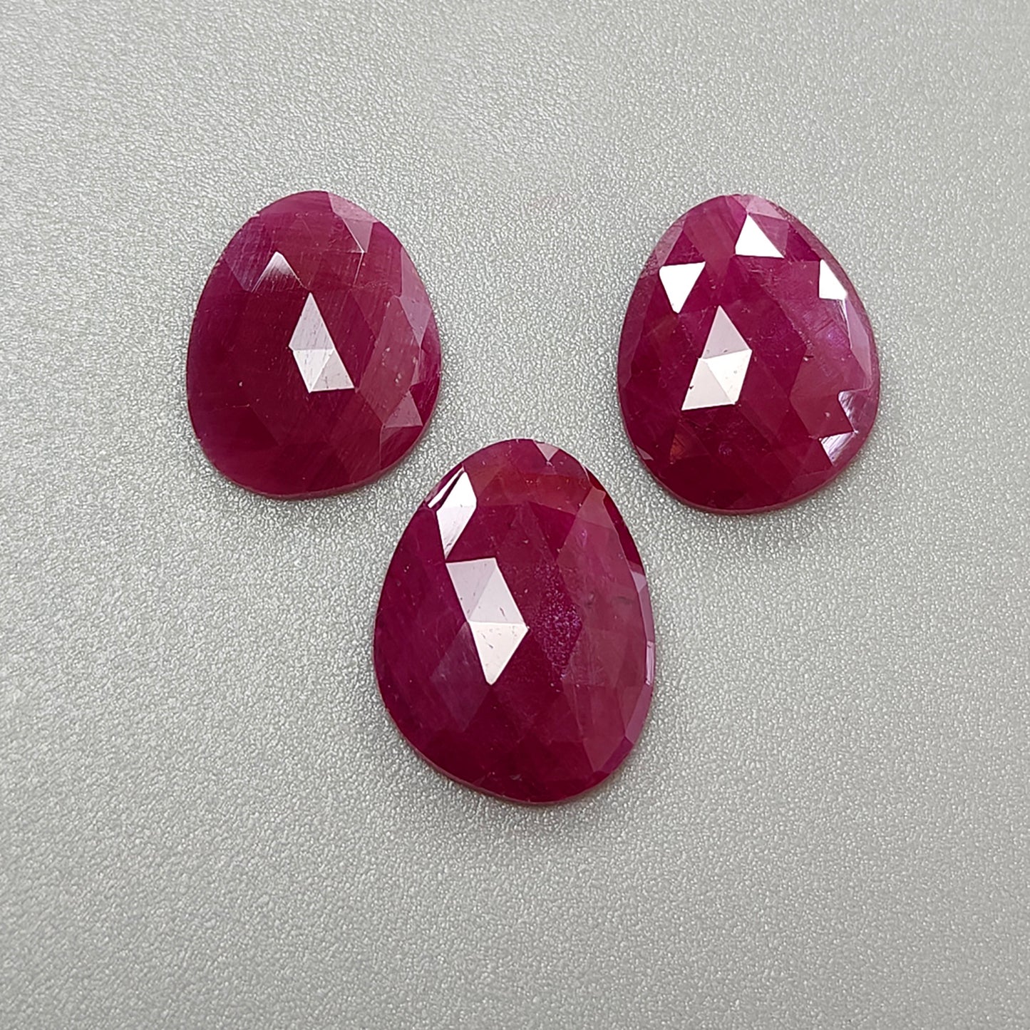 fette tagliate a rosa fantasia rosso rubino