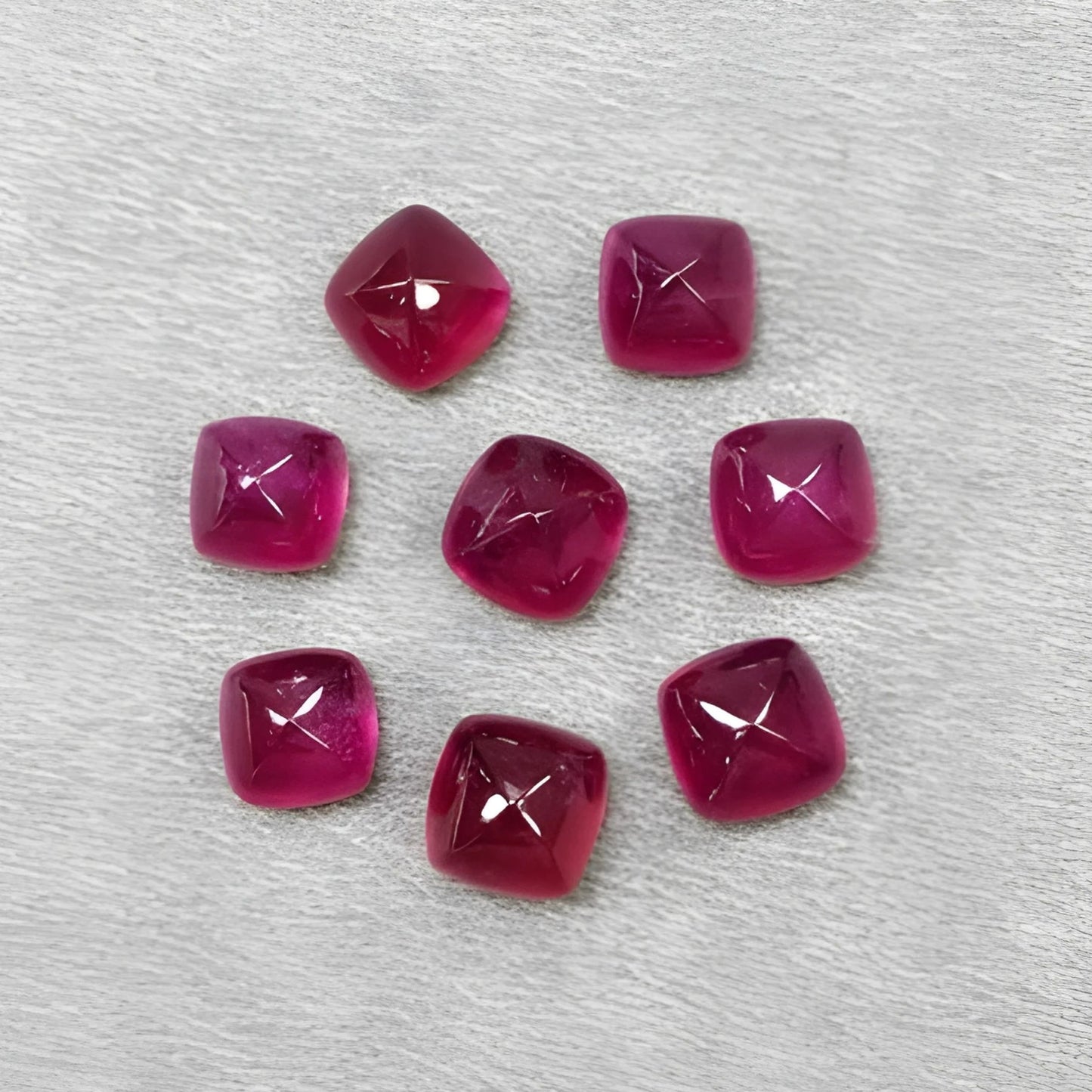 Rubin-Cabochon in Zuckerhutform