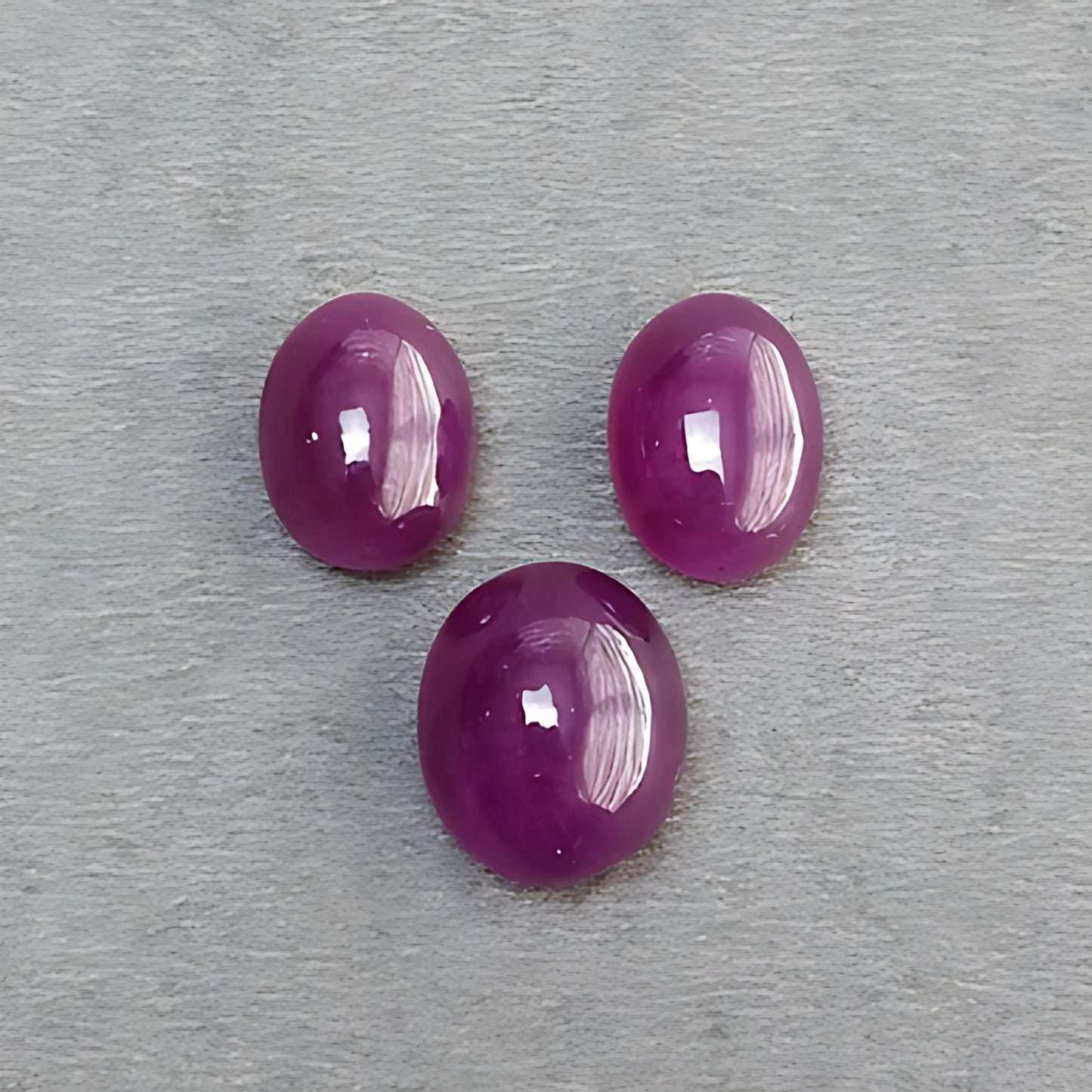 cabochon ovale di rubino