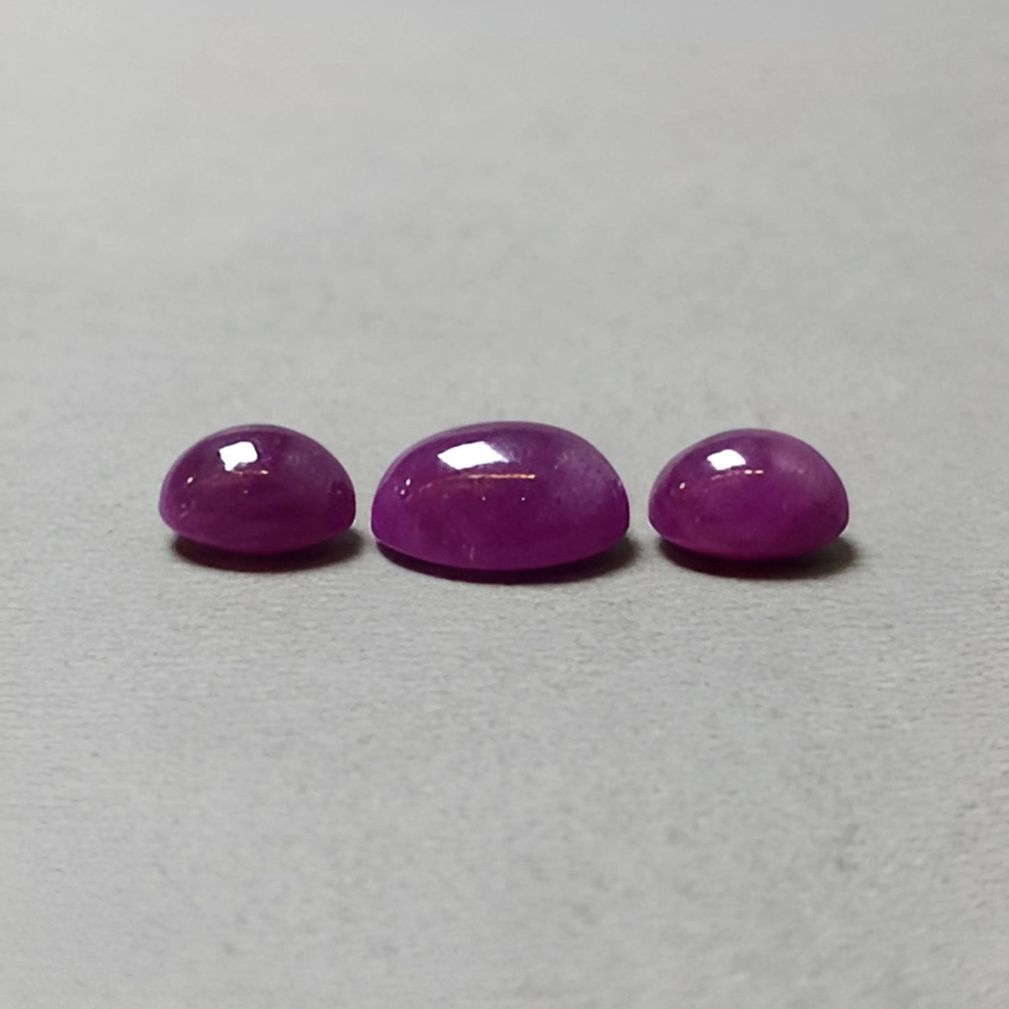 cabochon rubis de forme ovale