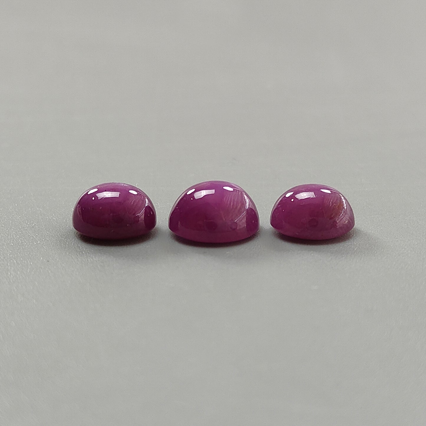 rubino rosso ovale cabochon