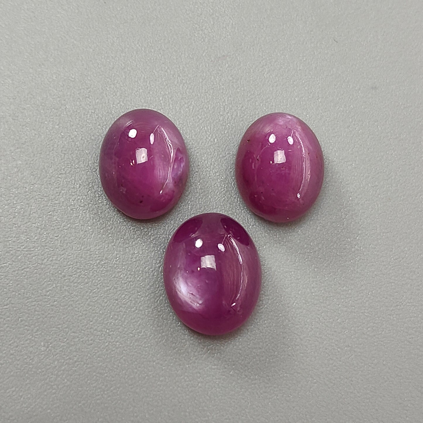 rubino rosso ovale cabochon