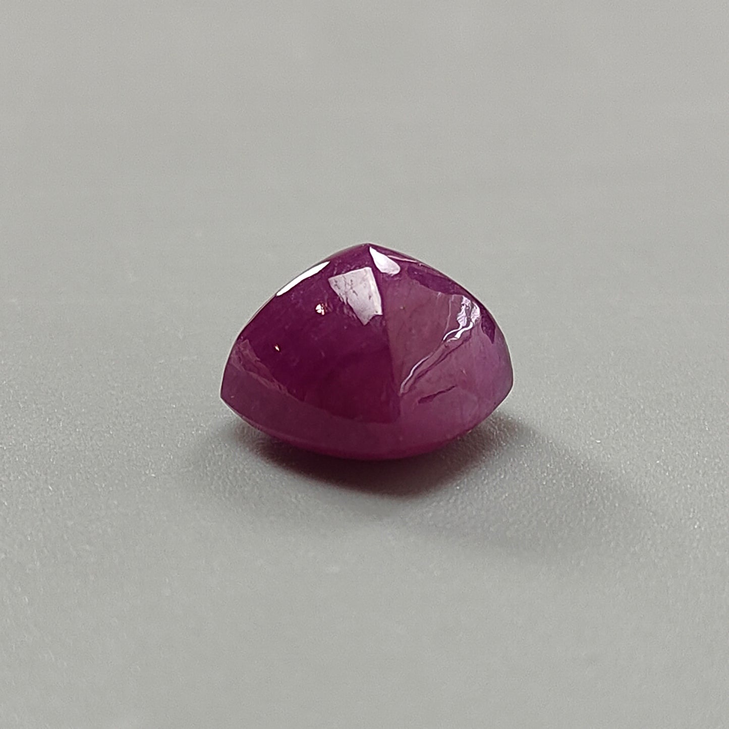 cabochon di pan di zucchero rosso rubino