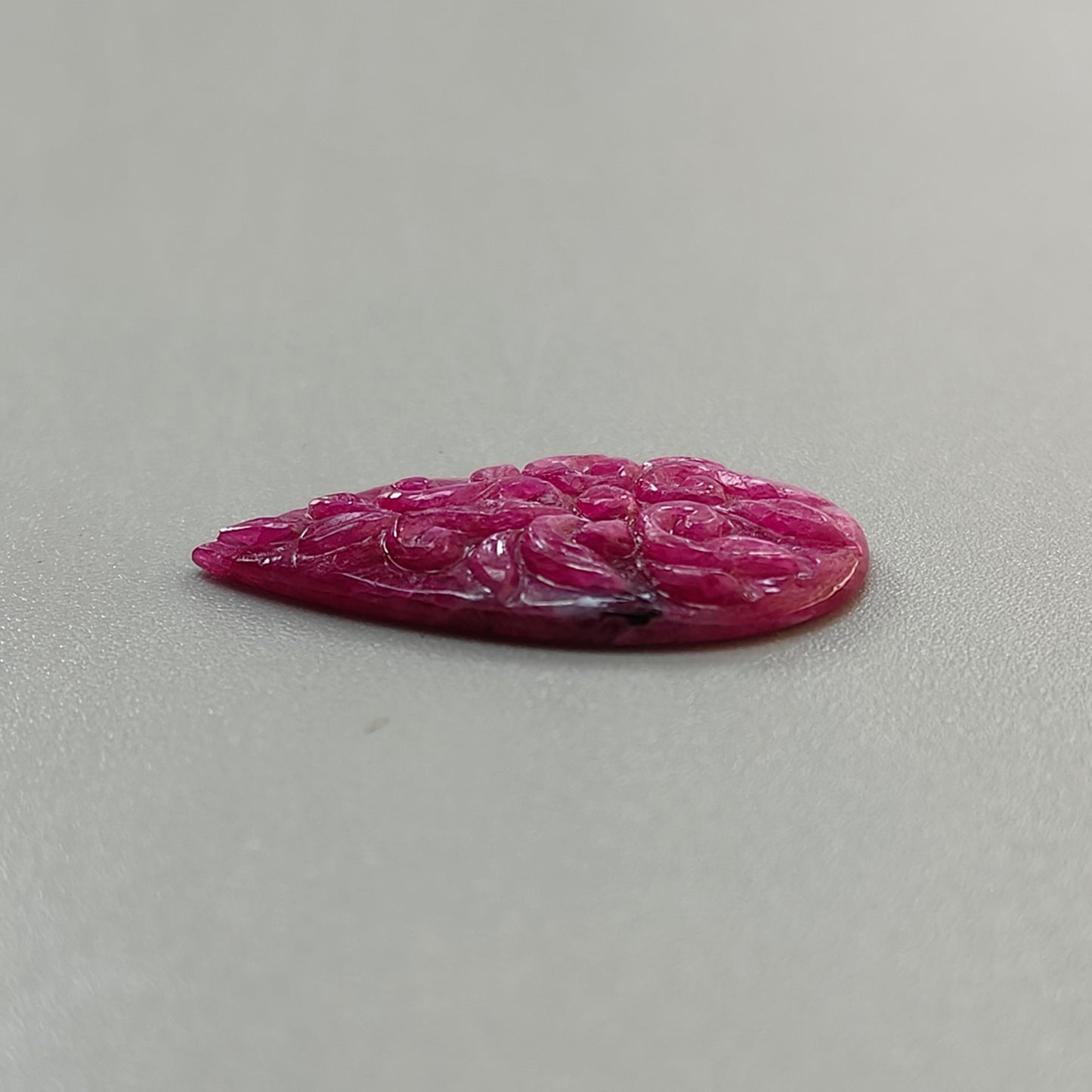 红宝石梨形雕刻