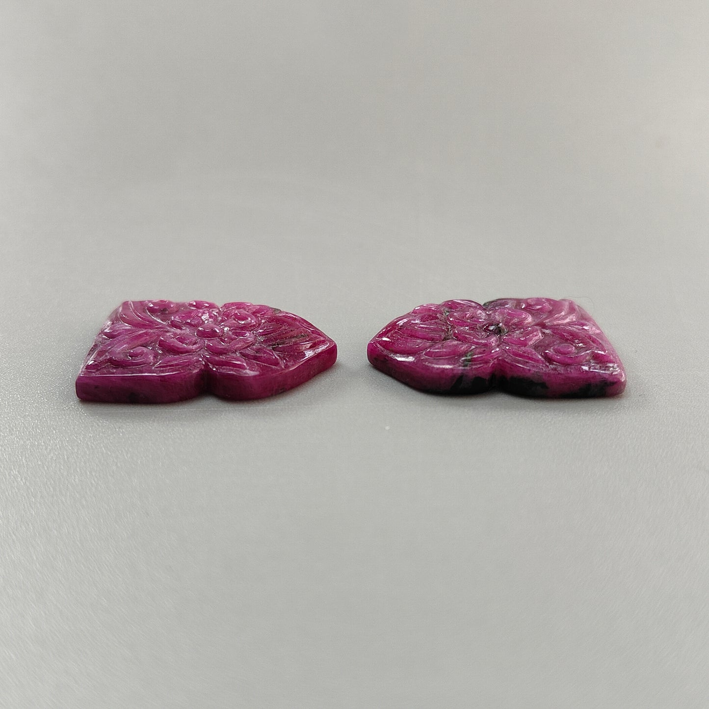 intaglio a forma di rubino