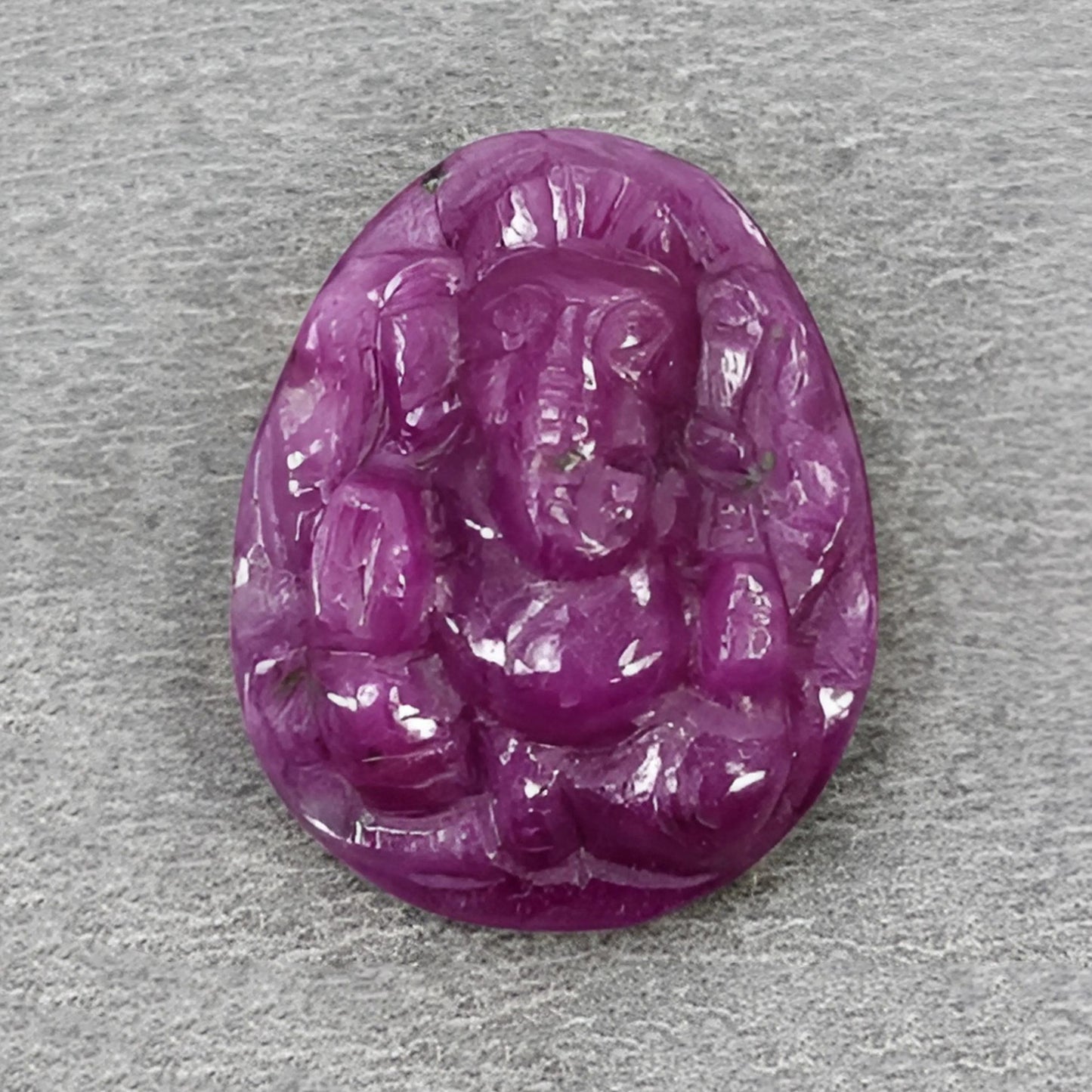 scultura di ganesha in rubino rosso
