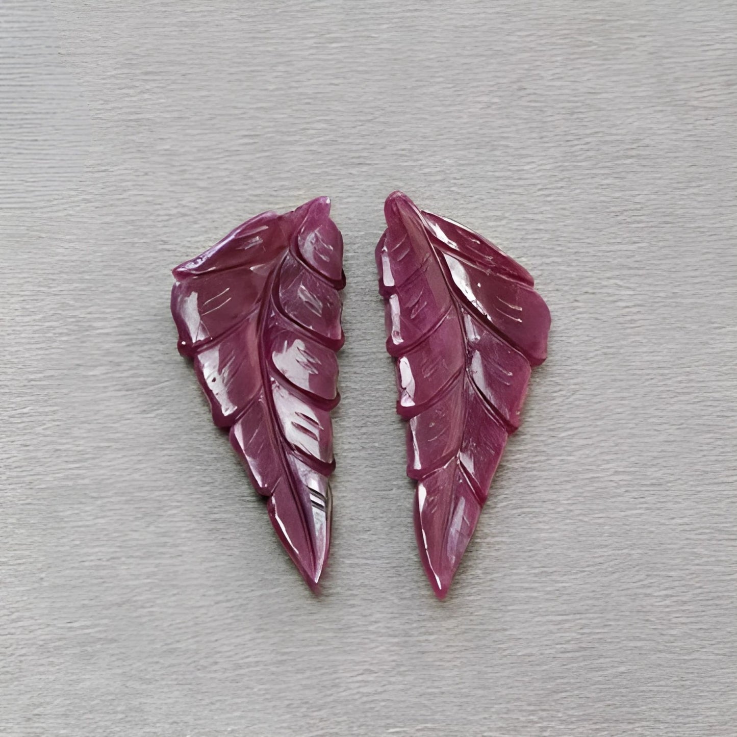 intaglio di foglie di rubino rosso