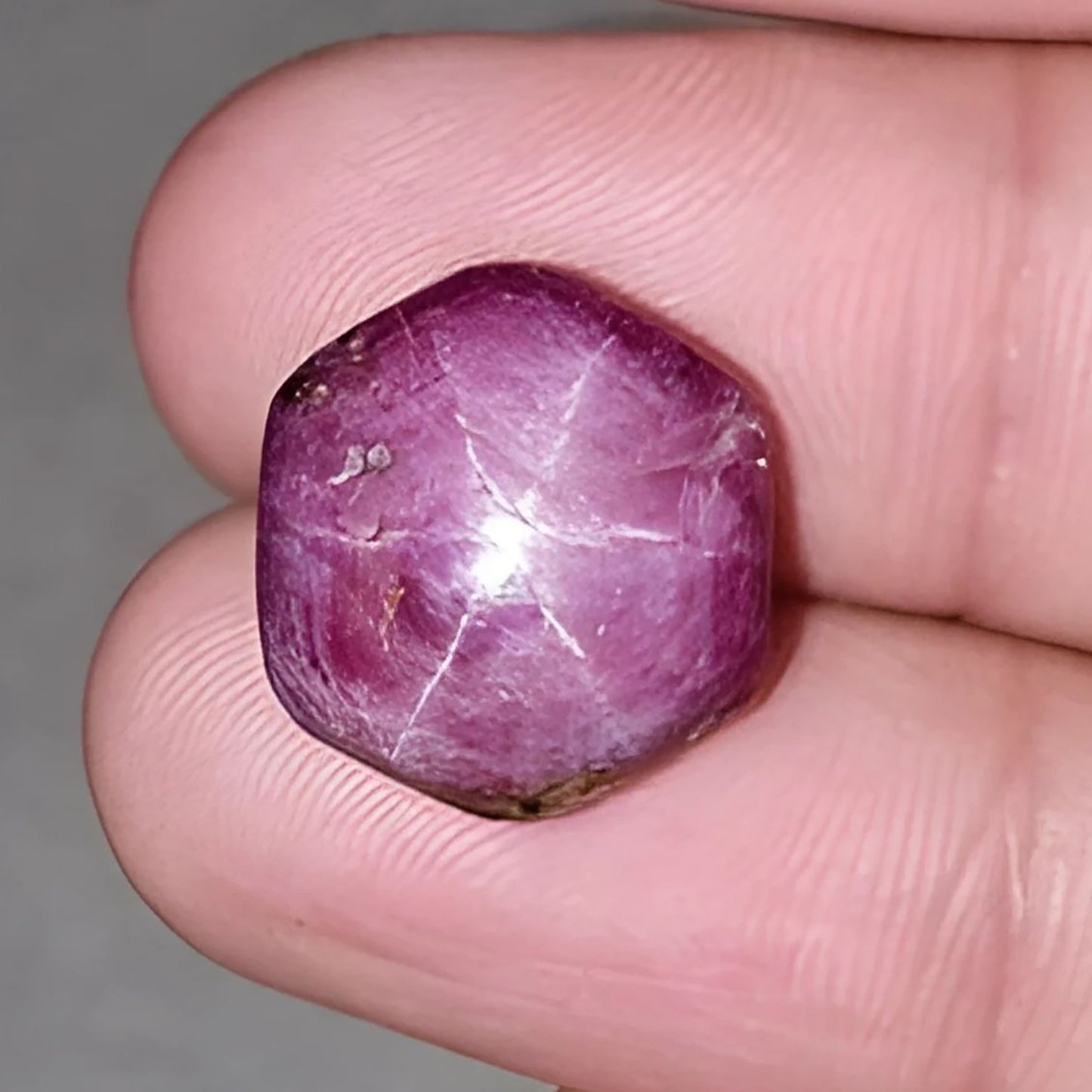 Cabujón de rubí estrella