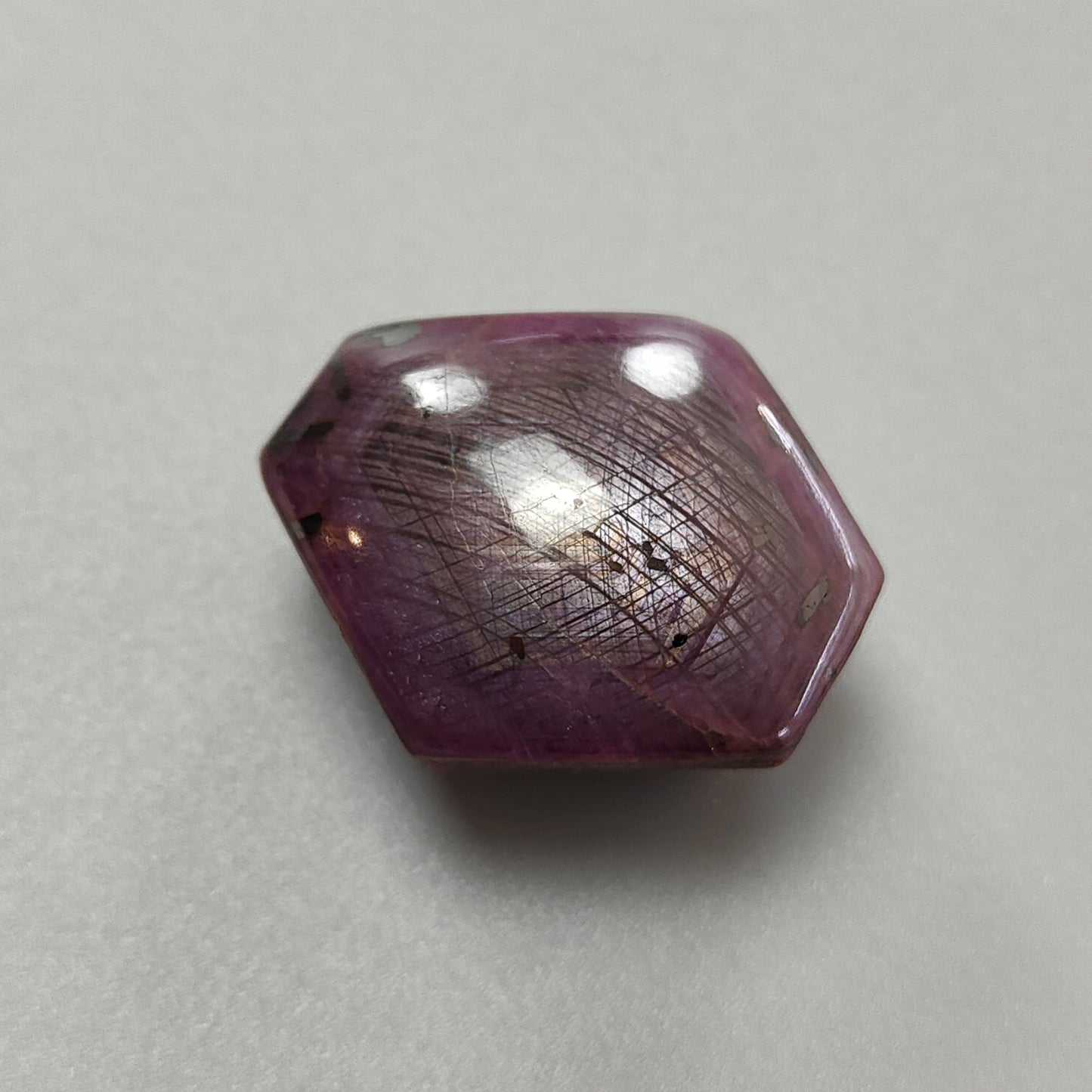 星光红宝石,黑色金红石晶体六边形