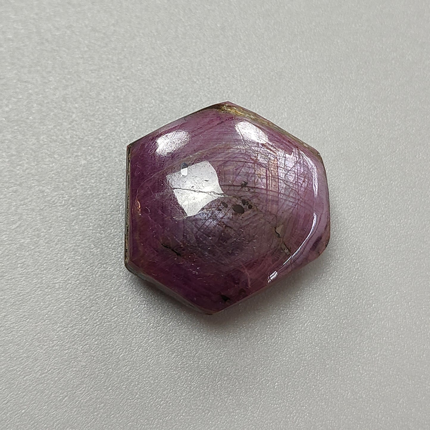 星光红宝石,黑色金红石晶体六边形