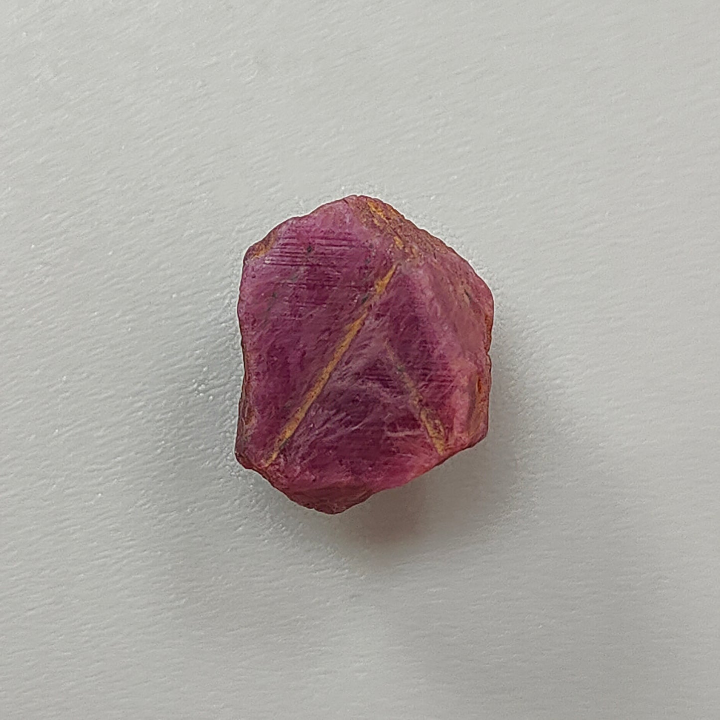 天然の赤いルビー