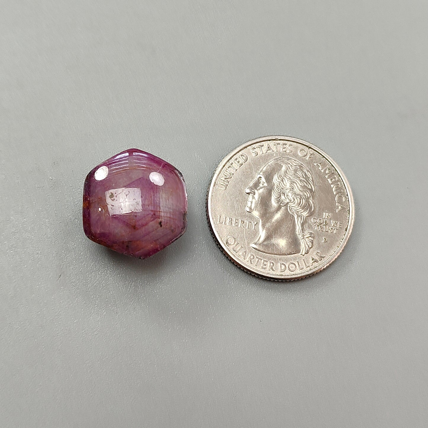 cabochon esagonale di rubino stella rossa