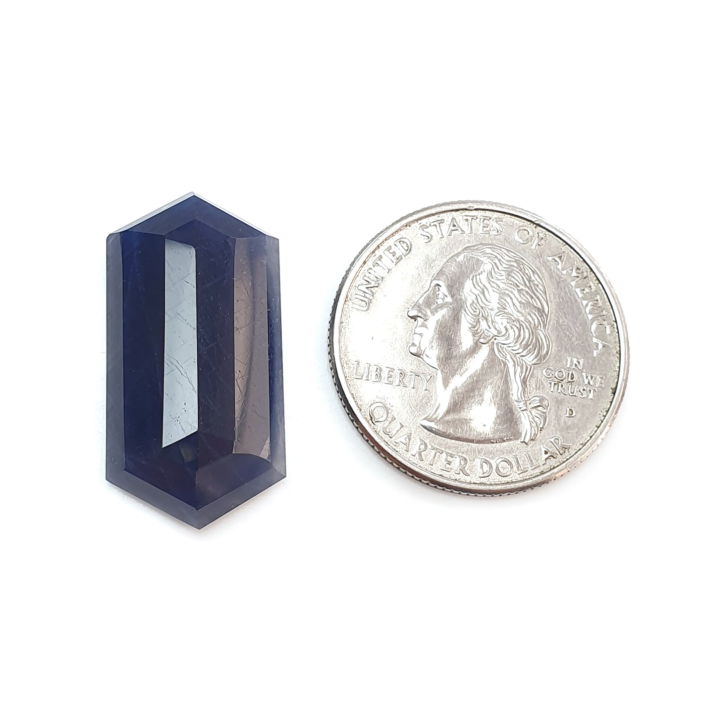 天然蓝色蓝宝石