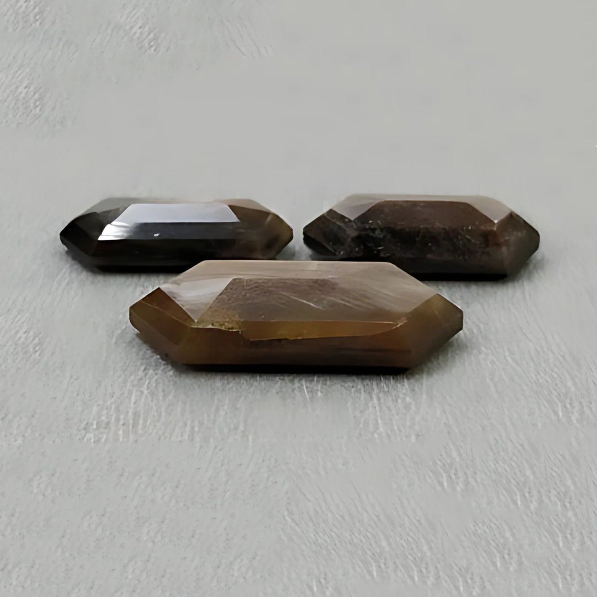 saphir chocolat taille hexagonale à facettes