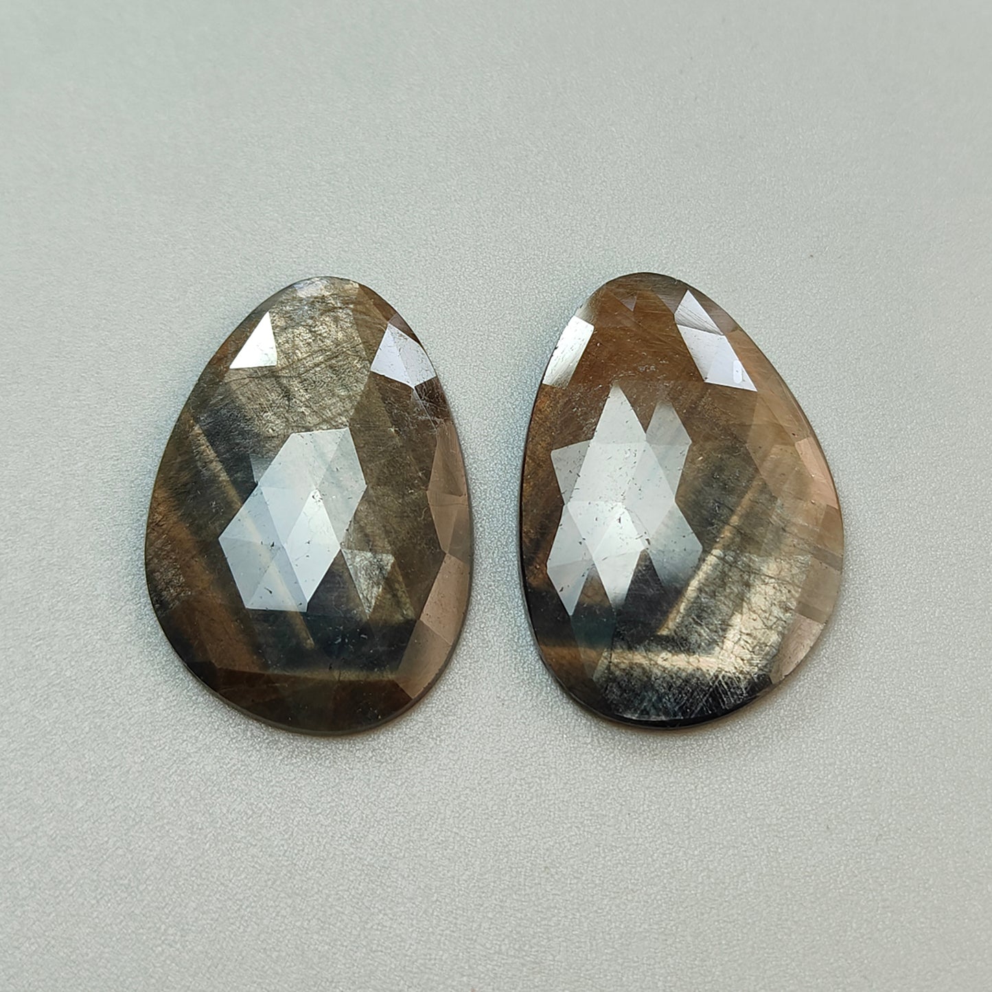 Goldene Saphir-Rosenschliff-Scheiben