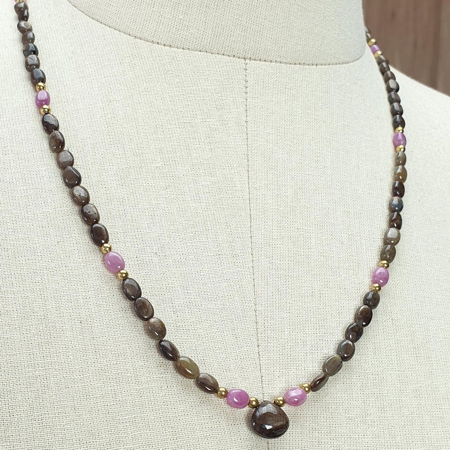 Golden & Pink Sapphire Oval Plain Brass Necklace: 18.04gms Golden & Pink Sapphire Oval Plain Brass Necklace 5*4mm-7*5mm ,10mm 21"( Apx)