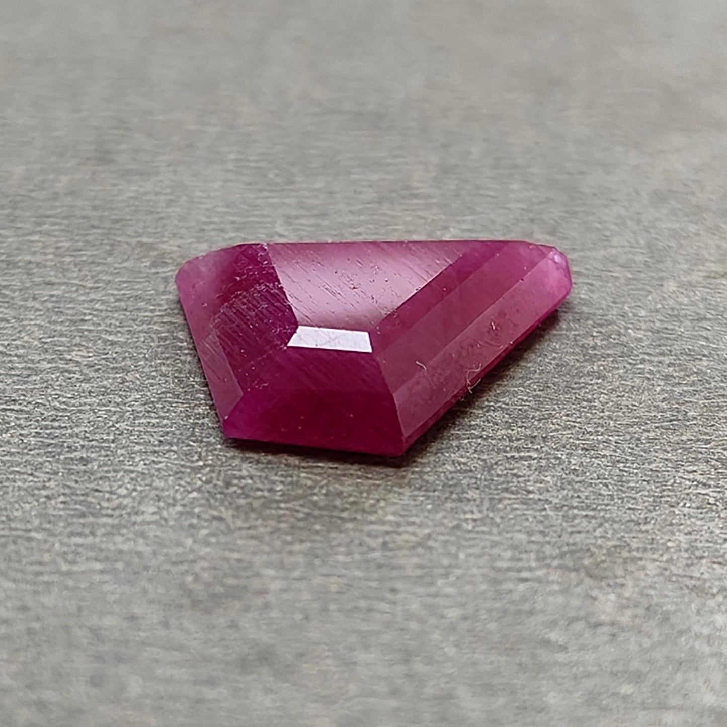 Ruby Gemstone Step Cut : 8.30cts Natural Untreated Unheated Red Ruby Trapezium Shape 14*16mm 1pc