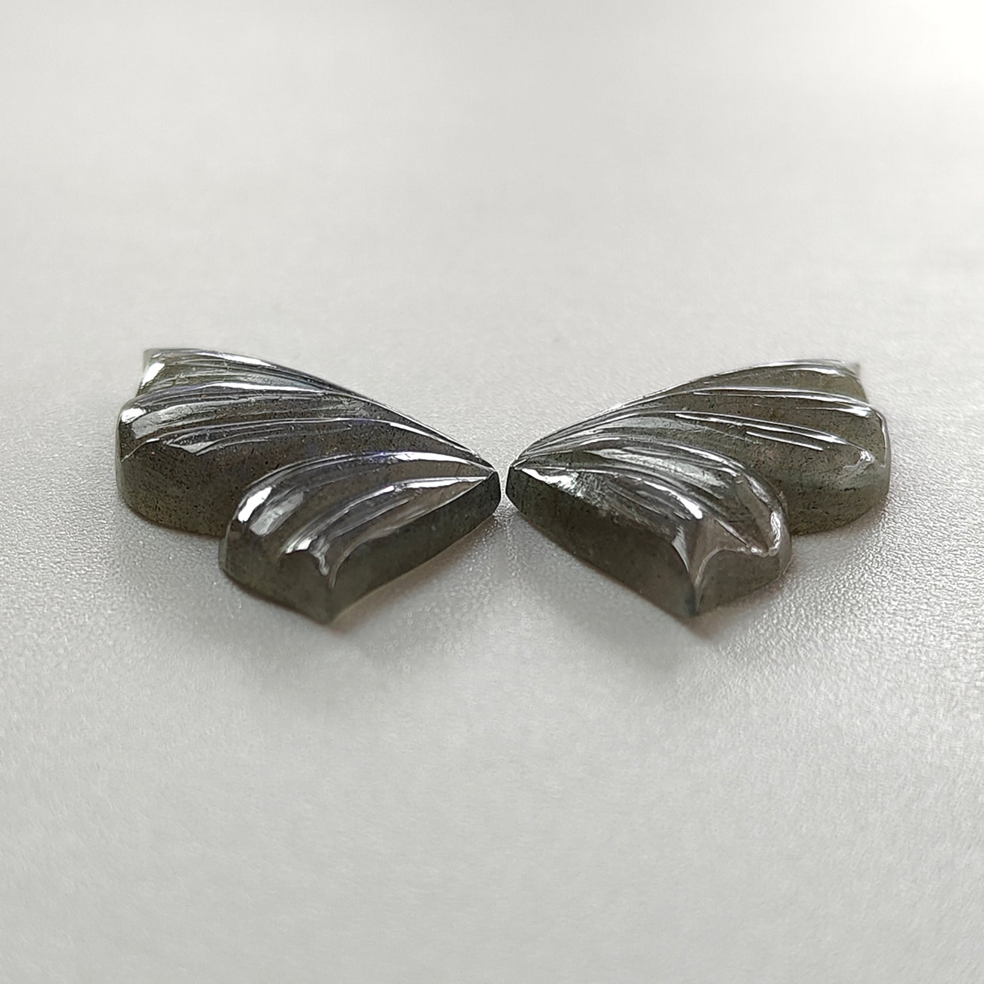 Scultura a farfalla in labradorite blu