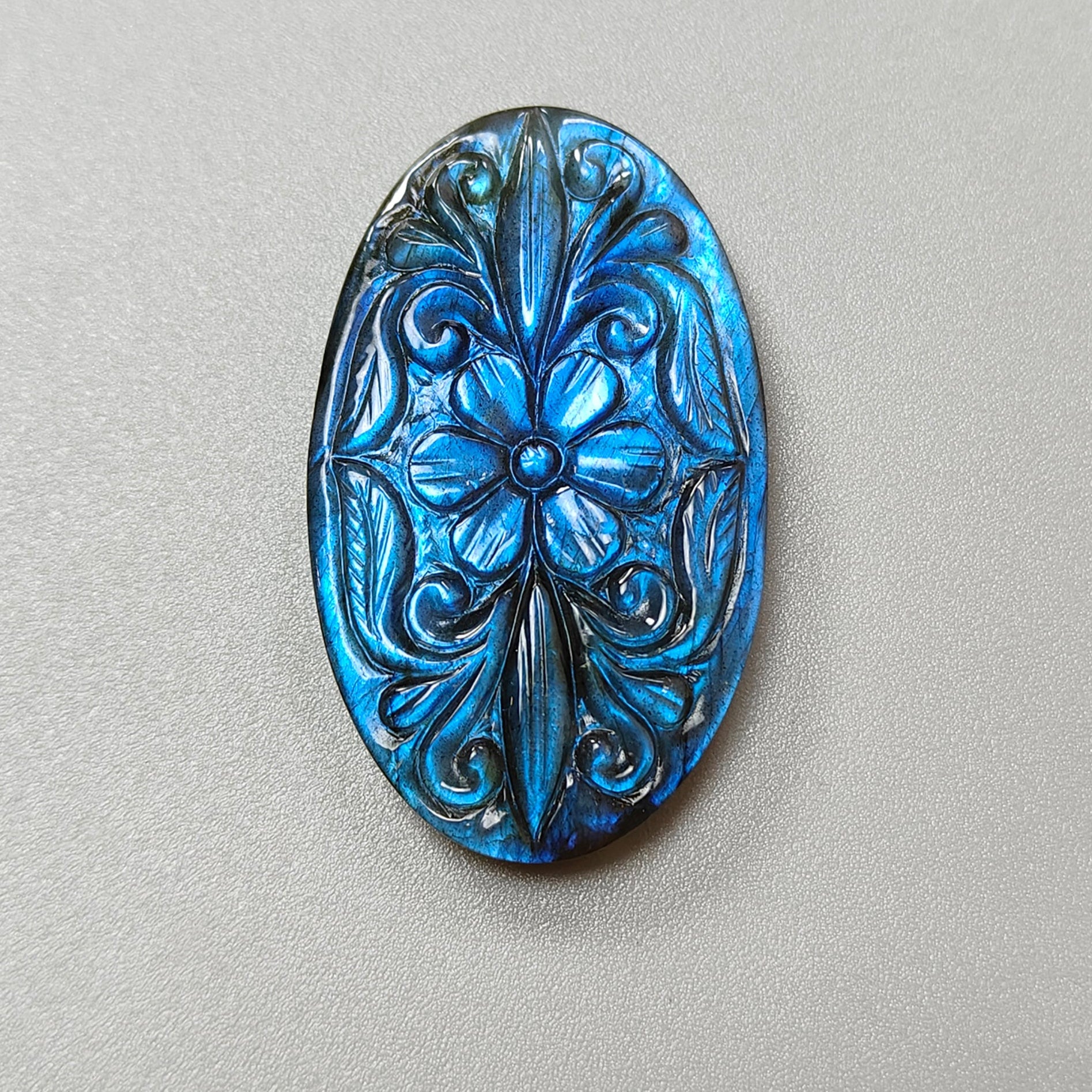 蓝色拉长石椭圆形雕刻