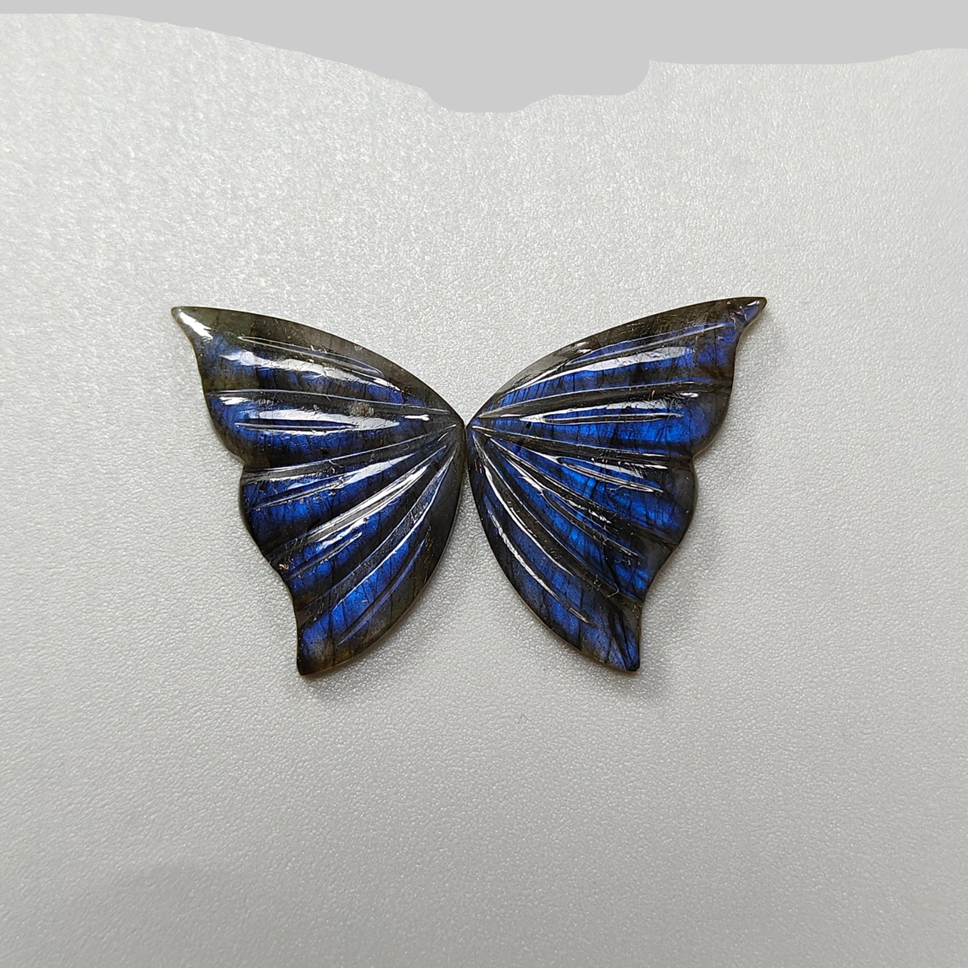 Scultura a farfalla in labradorite blu